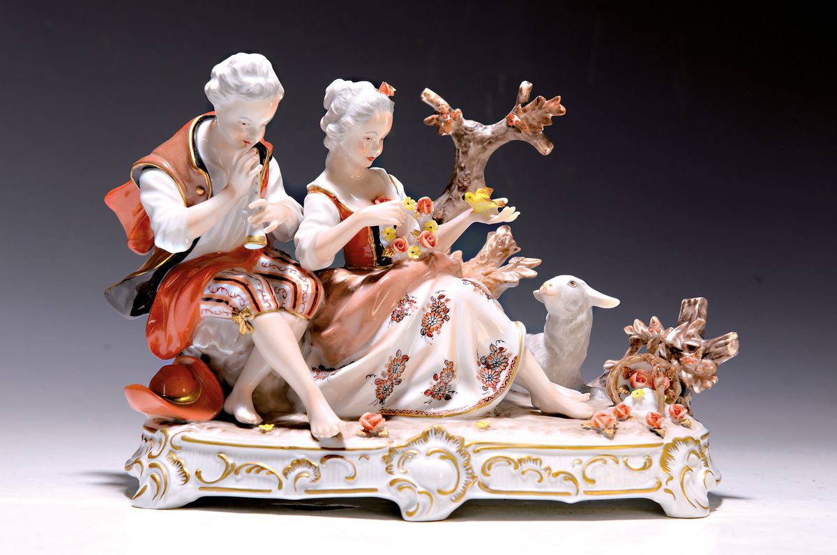 Porzellanfigurengruppe, Unterweissbach, frühes20. Jh., galantes Paar mit Flöte und Blumen unter einem Baum, bunt bemalt, reiche Goldstaffage, ca. ...