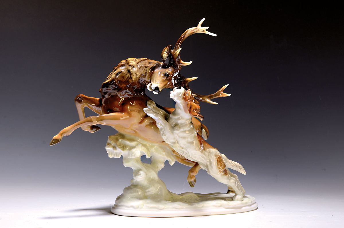 Porzellanfigur, Hutschenreuther Kunstabteilung, Hirsch wird von einem Jagdhund angegriffen, bunt bemalt, dynamische Darstellung, H. ca. 31cm