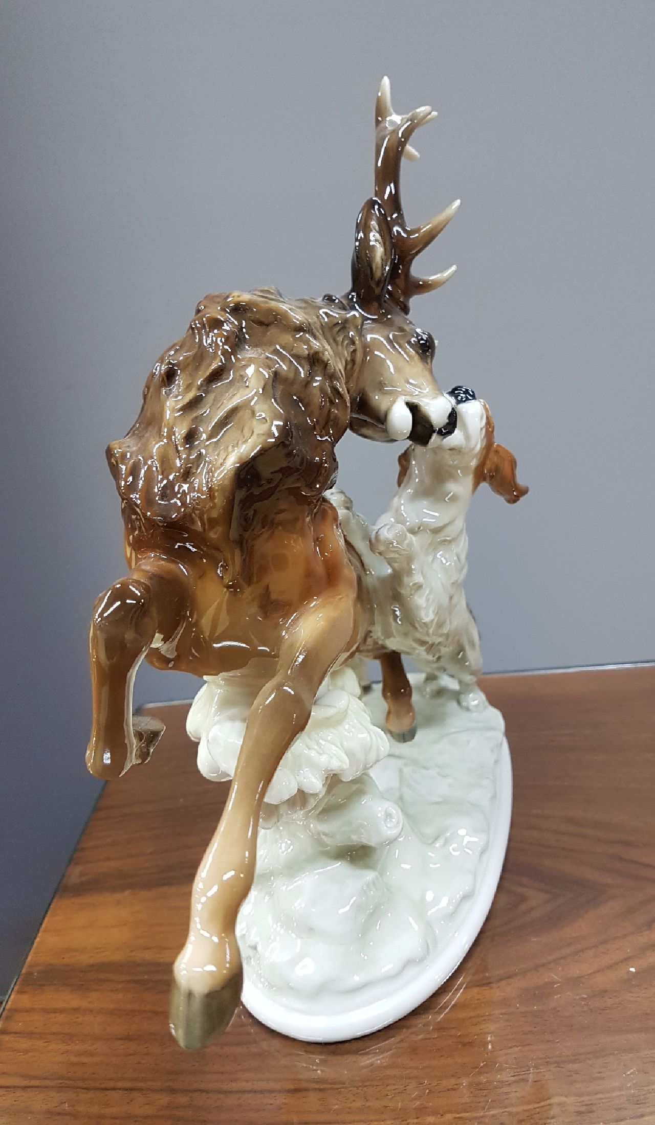 Detail b: Porzellanfigur, Hutschenreuther Kunstabteilung, Hirsch wird von einem Jagdhund angegriffen, bunt bemalt, dynamische Darstellung, H. ca. 31cm