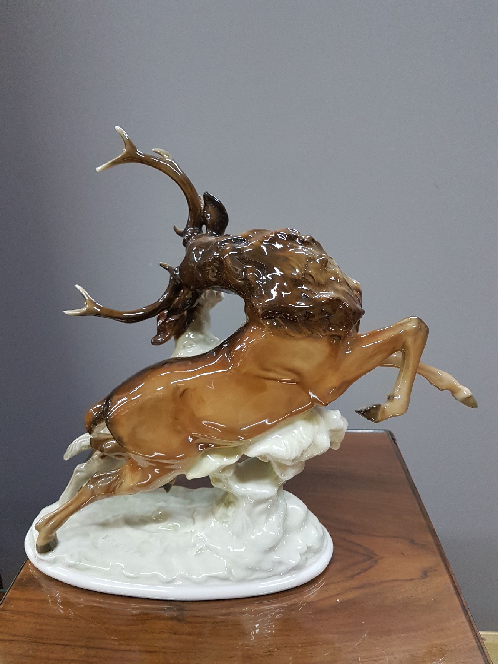 Detail c: Porzellanfigur, Hutschenreuther Kunstabteilung, Hirsch wird von einem Jagdhund angegriffen, bunt bemalt, dynamische Darstellung, H. ca. 31cm