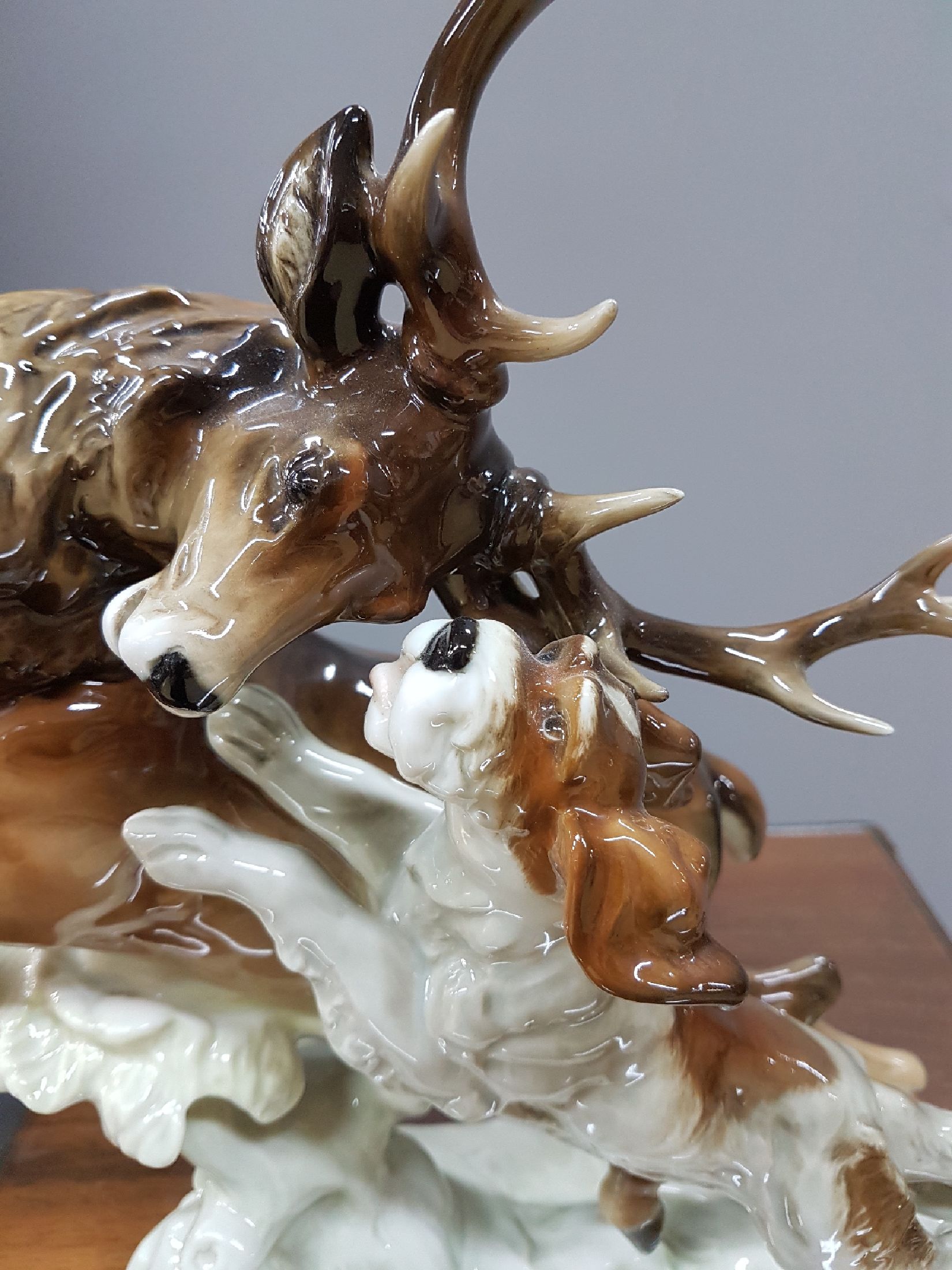 Detail e: Porzellanfigur, Hutschenreuther Kunstabteilung, Hirsch wird von einem Jagdhund angegriffen, bunt bemalt, dynamische Darstellung, H. ca. 31cm