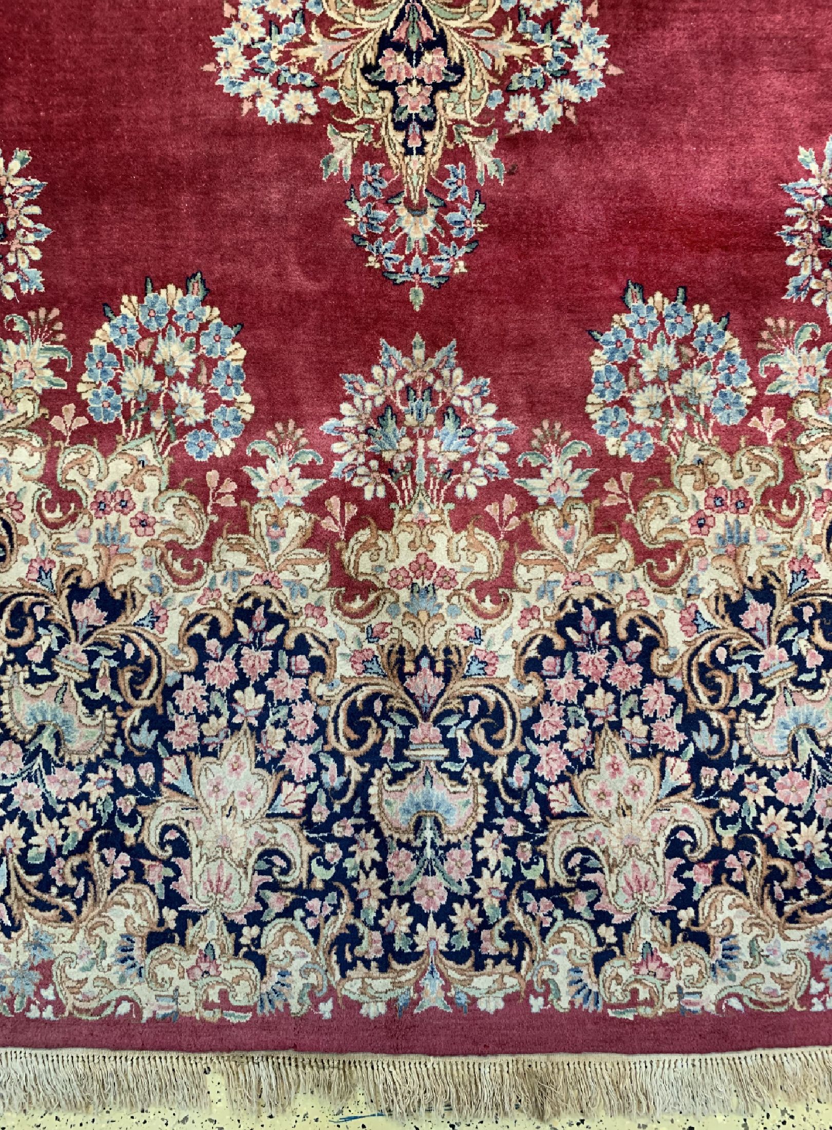 Detail b: Kerman"Ardjomand" signiert, Persien, um 1950, Wolle auf Baumwolle, ca. 430 x 310 cm, Reinigungsbedürftig, EHZ: 2