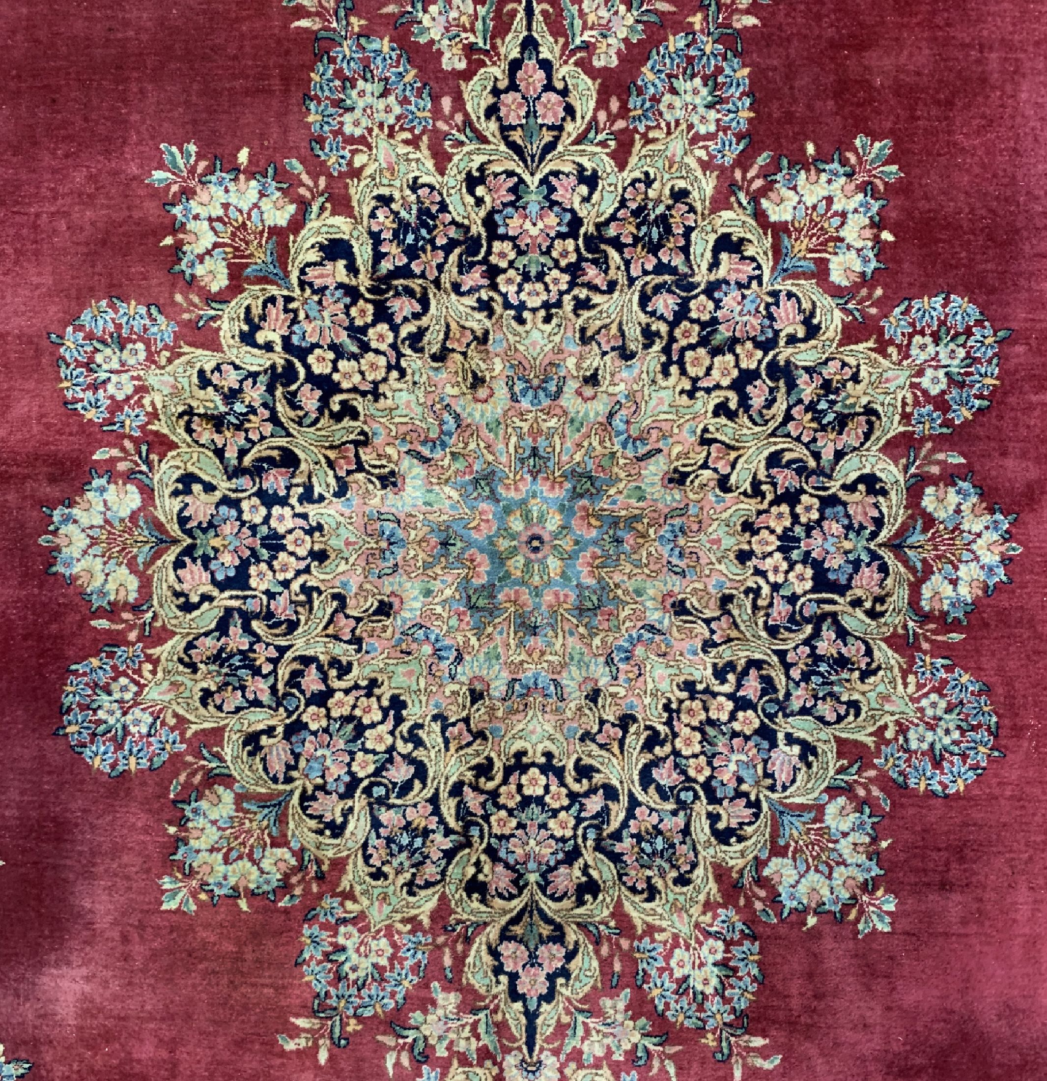 Detail c: Kerman"Ardjomand" signiert, Persien, um 1950, Wolle auf Baumwolle, ca. 430 x 310 cm, Reinigungsbedürftig, EHZ: 2
