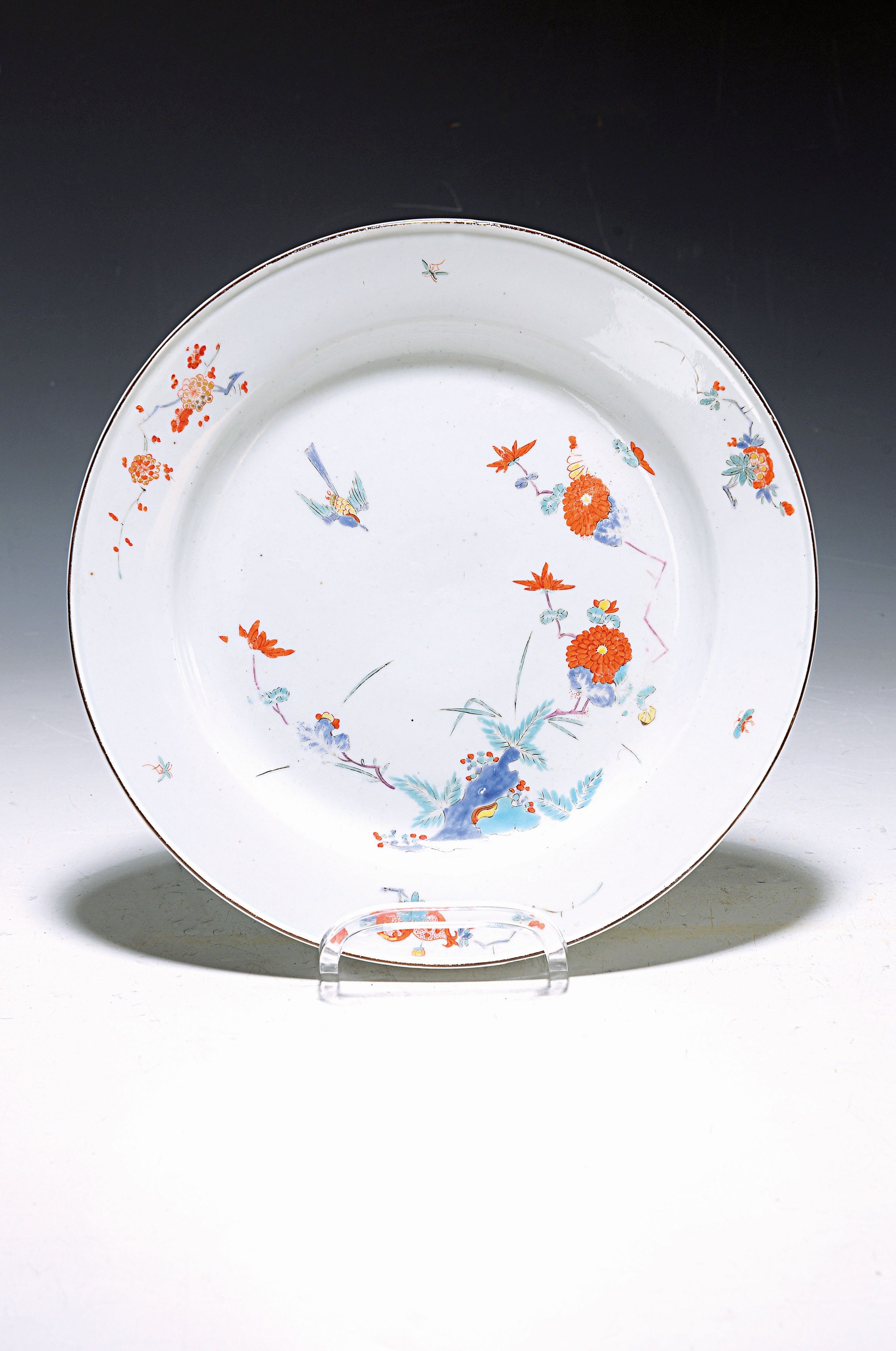 Früher Teller, Meissen, um 1730, Kakiemondekor, Fels- und Vogel, feine polychrome Bemalung, brauner Rand, altersbedingt berieben, D.23 cm