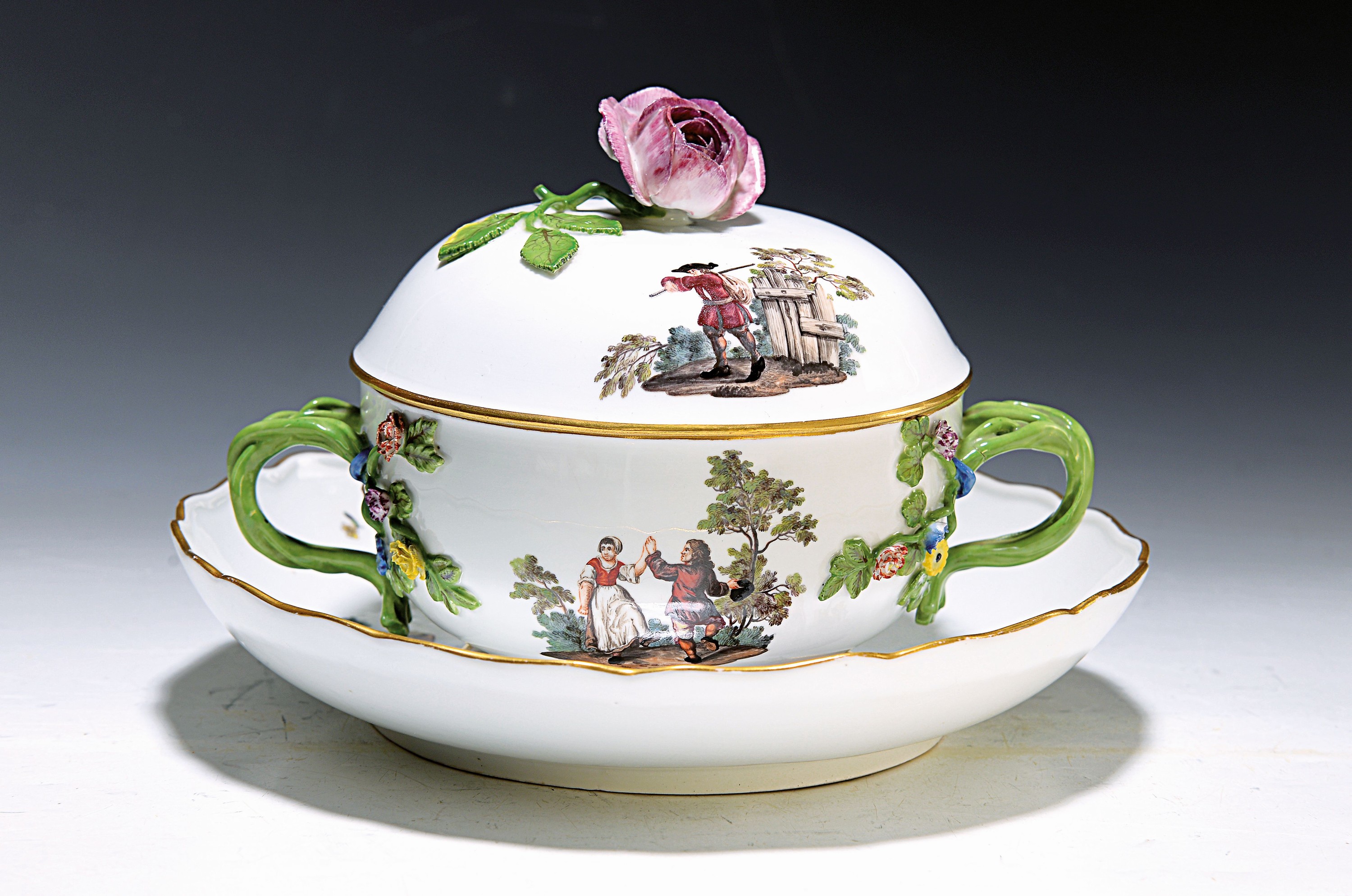 Kleine Deckelterrine/Deckelschüssel auf Presentoir, Meissen, um 1750, Porzellan, Asthenkel, qualitätvolle Malerei von 7 feinen figürlichen ...