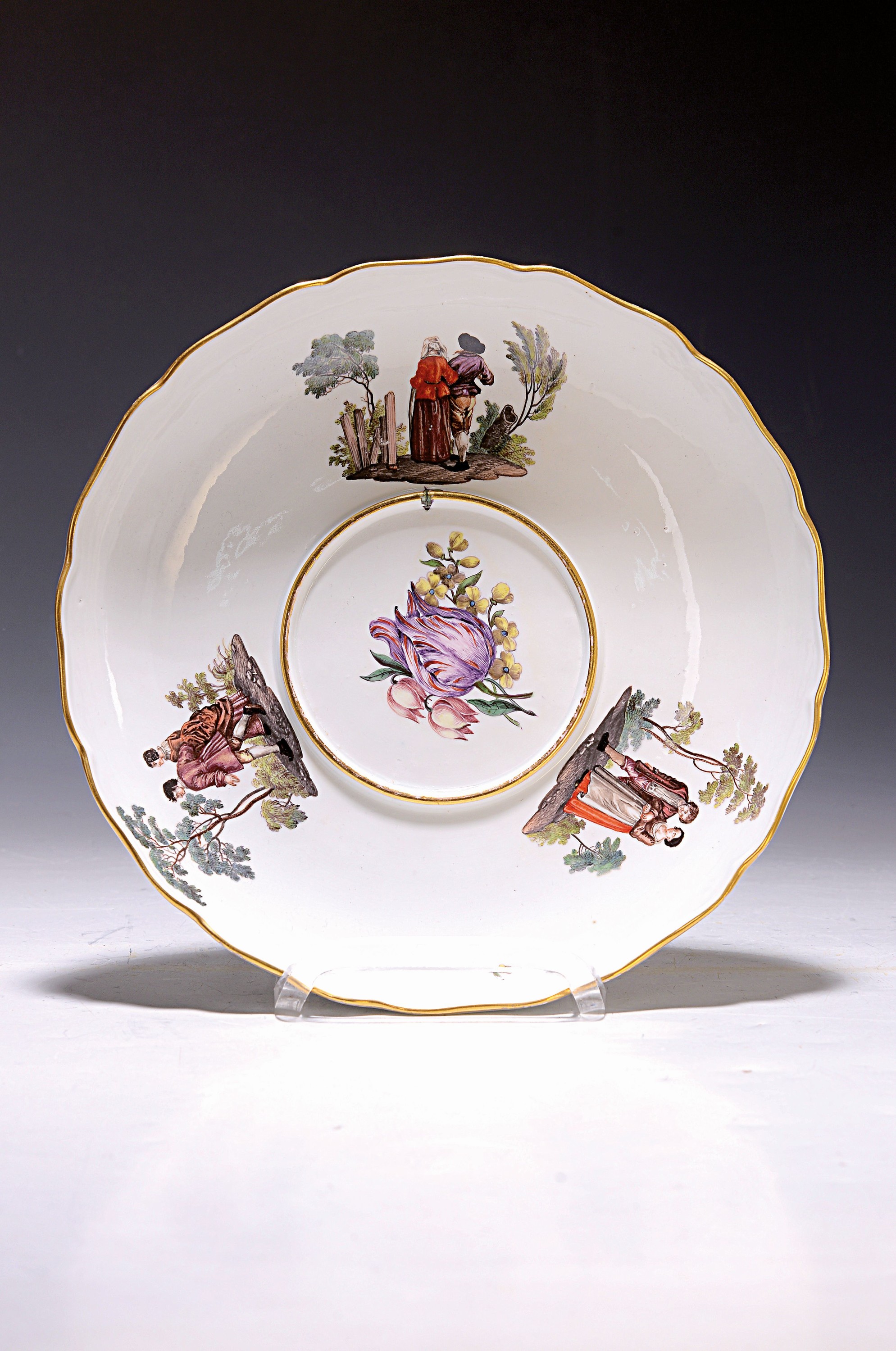 Detail a: Kleine Deckelterrine/Deckelschüssel auf Presentoir, Meissen, um 1750, Porzellan, Asthenkel, qualitätvolle Malerei von 7 feinen figürlichen ...