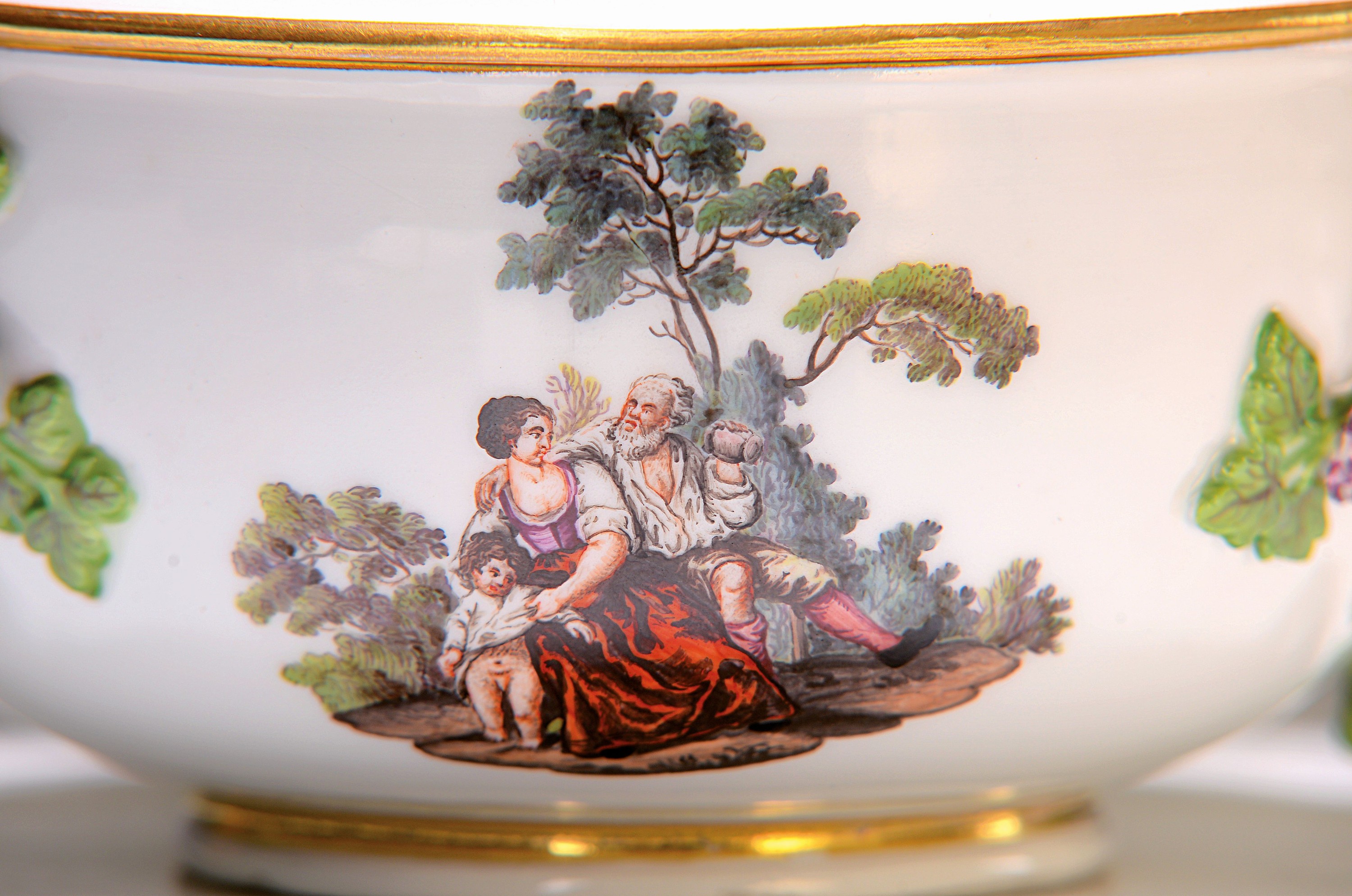Detail b: Kleine Deckelterrine/Deckelschüssel auf Presentoir, Meissen, um 1750, Porzellan, Asthenkel, qualitätvolle Malerei von 7 feinen figürlichen ...