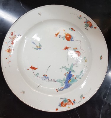 26695669a - Early plate, Meissen, around 1730, kakiemon decoration, rock and bird, fine polychrome painting, brown edge, rubbed due to age, diameter 23 cm