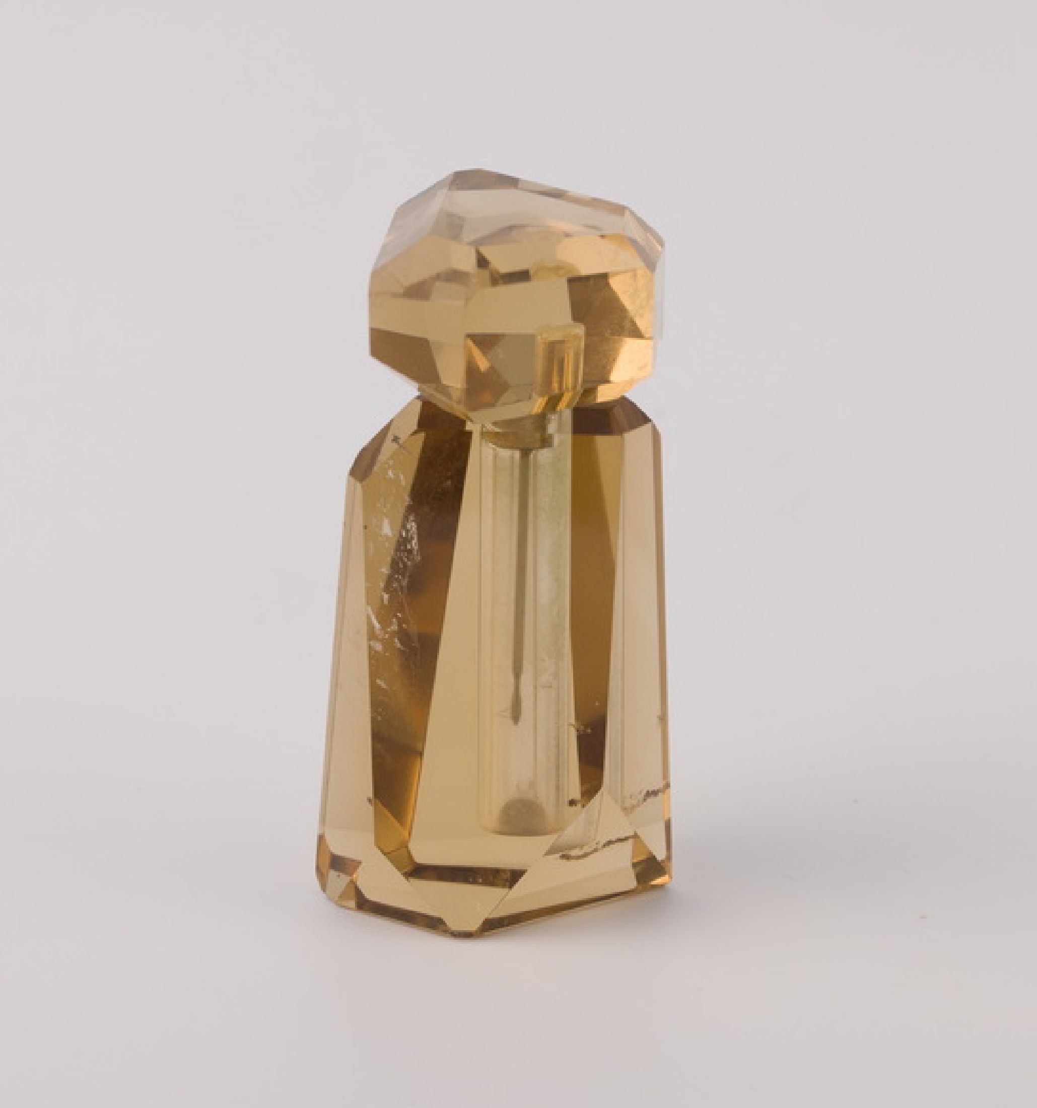 Citrin-Parfümflakon, ausgefallenes Design, asymm. facett. Citrin, innen Metall verg., L. ca. 9.5 cm, in Etui