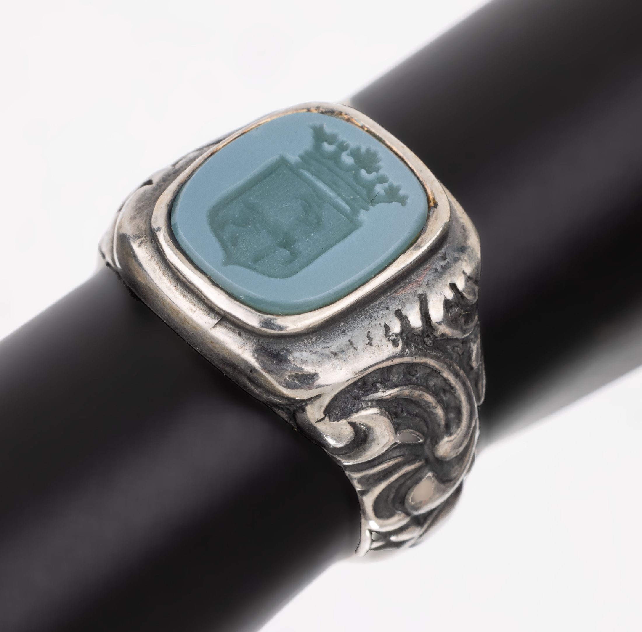 Detail a: Siegelring, 835er Silber, Lagenachat Idar Oberstein um 1900, Wappenschild mit Bürgerkrone, Ringschultern reich grav., RW 57,mit Etui, Siegelabdruck ...