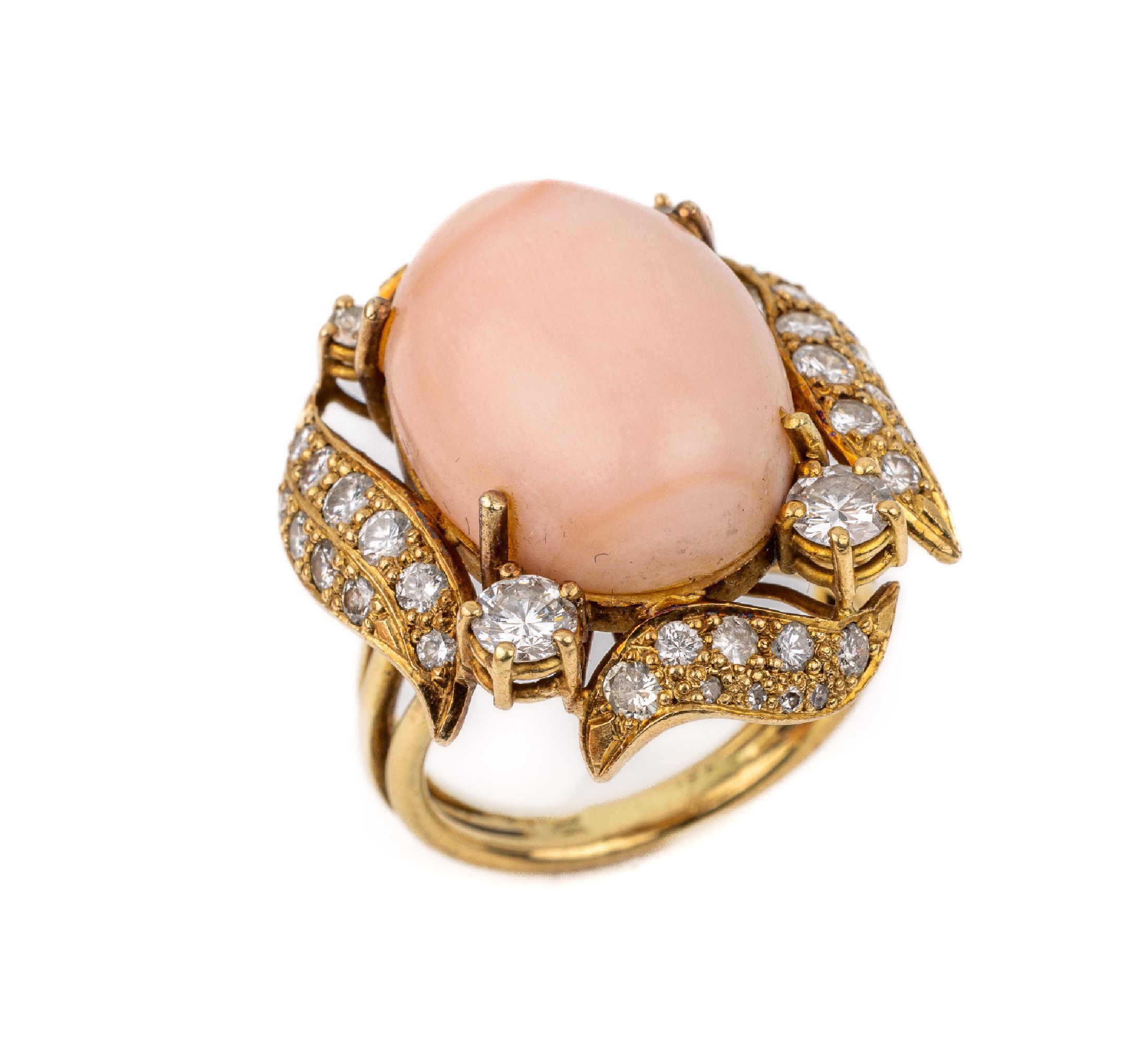 18 kt Gold Brillant-Korallen-Ring, GG 750/000, ovaler Korallencabochon ca. 20.00 ct,Umrandung bes. mit 40 Brillanten zus. ca. 1.37ct Weiß/si-p, 2 ...