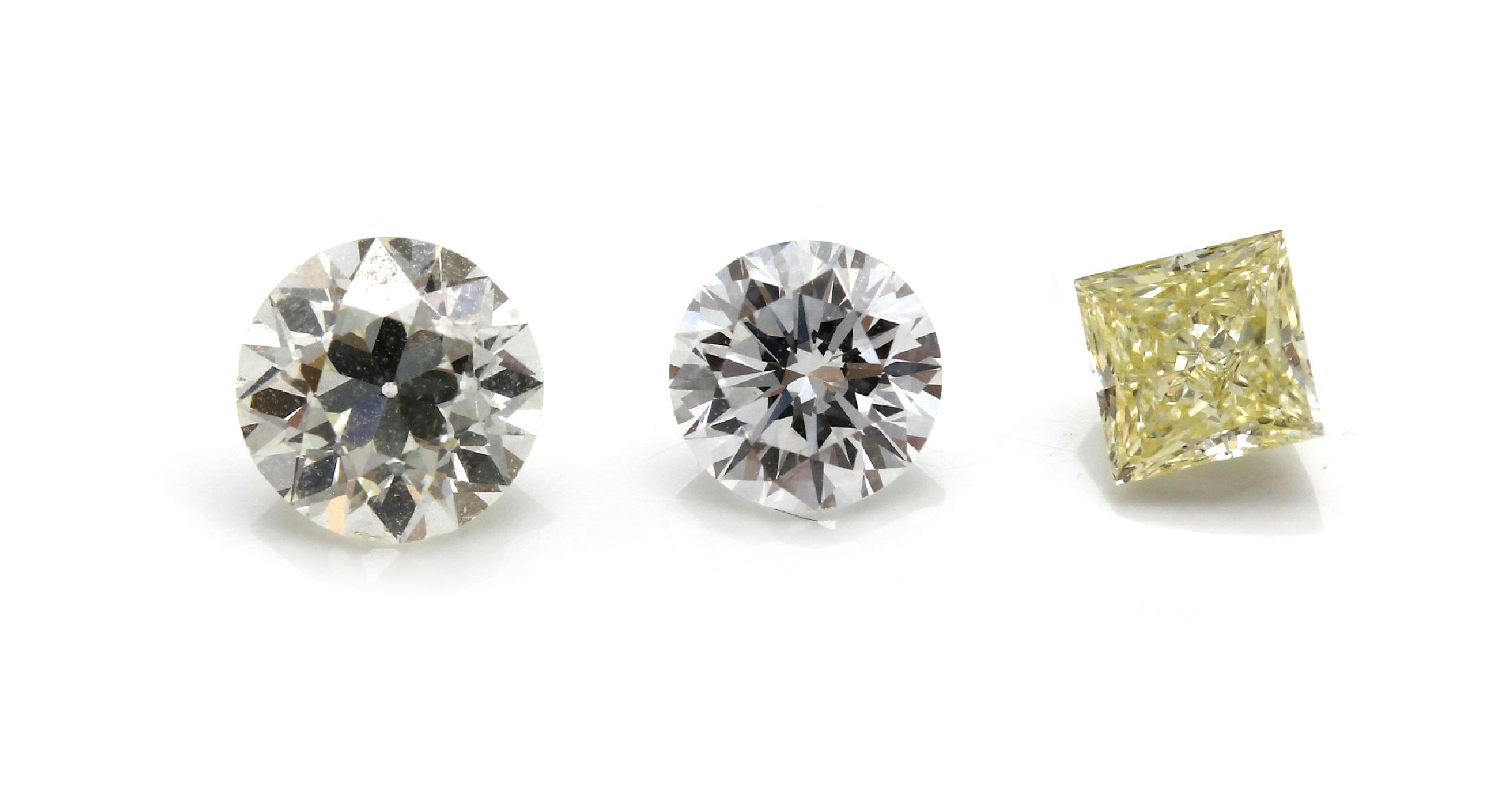Lot 25 lose Diamanten, zus. ca. 9.86 ct Weiß-fancy Yellow/vs-p, 22 Brillanten, 1 Altschliffdiamant und 2 Princess-Cut Diamanten, z.T. Ausfassware