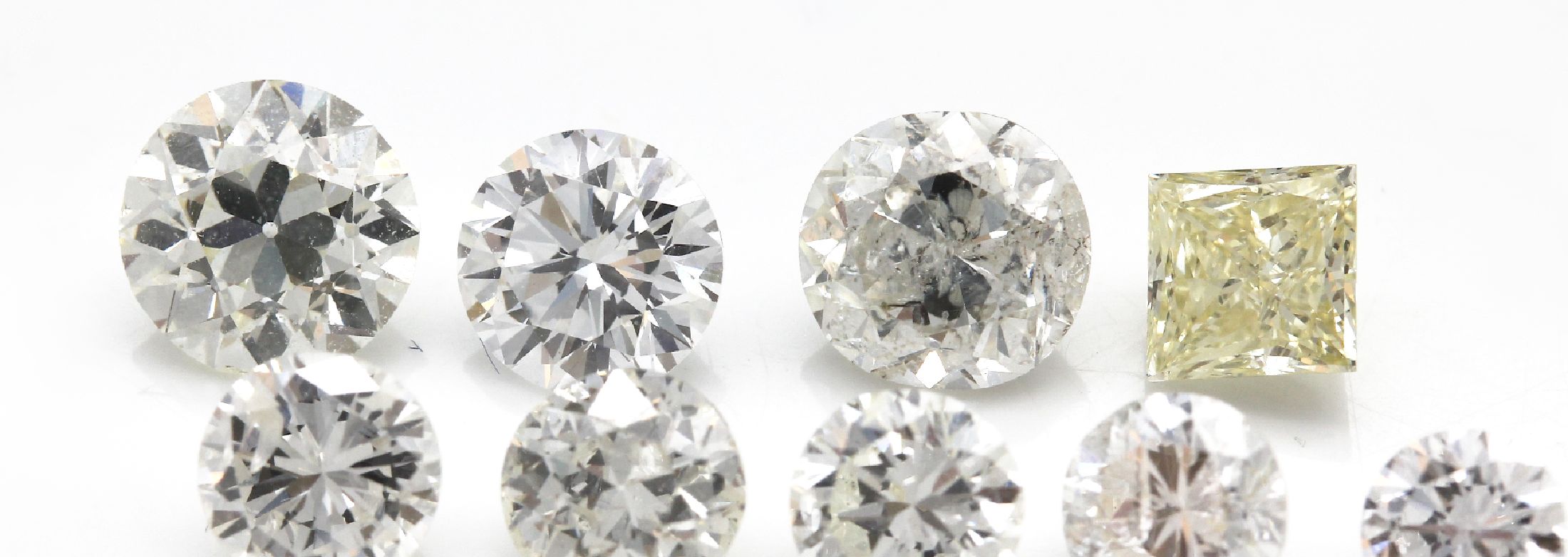 Detail a: Lot 25 lose Diamanten, zus. ca. 9.86 ct Weiß-fancy Yellow/vs-p, 22 Brillanten, 1 Altschliffdiamant und 2 Princess-Cut Diamanten, z.T. Ausfassware