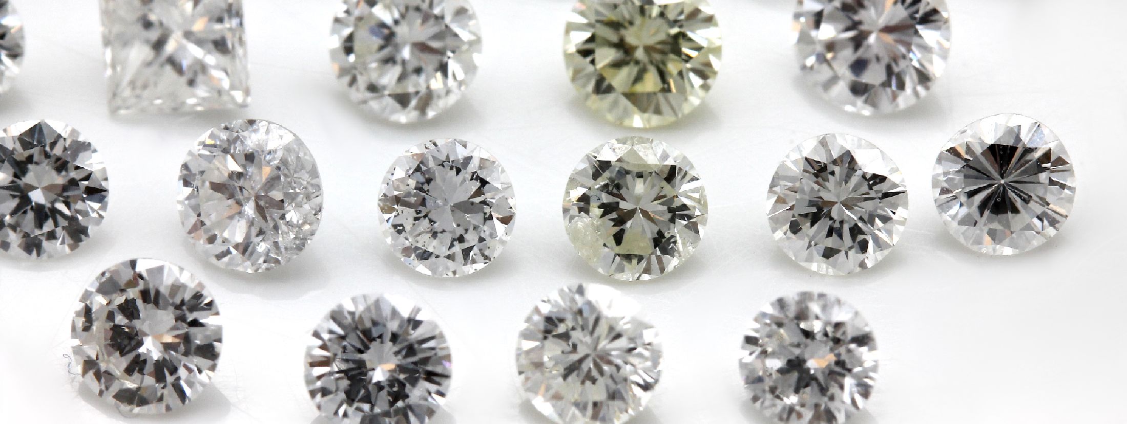 Detail b: Lot 25 lose Diamanten, zus. ca. 9.86 ct Weiß-fancy Yellow/vs-p, 22 Brillanten, 1 Altschliffdiamant und 2 Princess-Cut Diamanten, z.T. Ausfassware