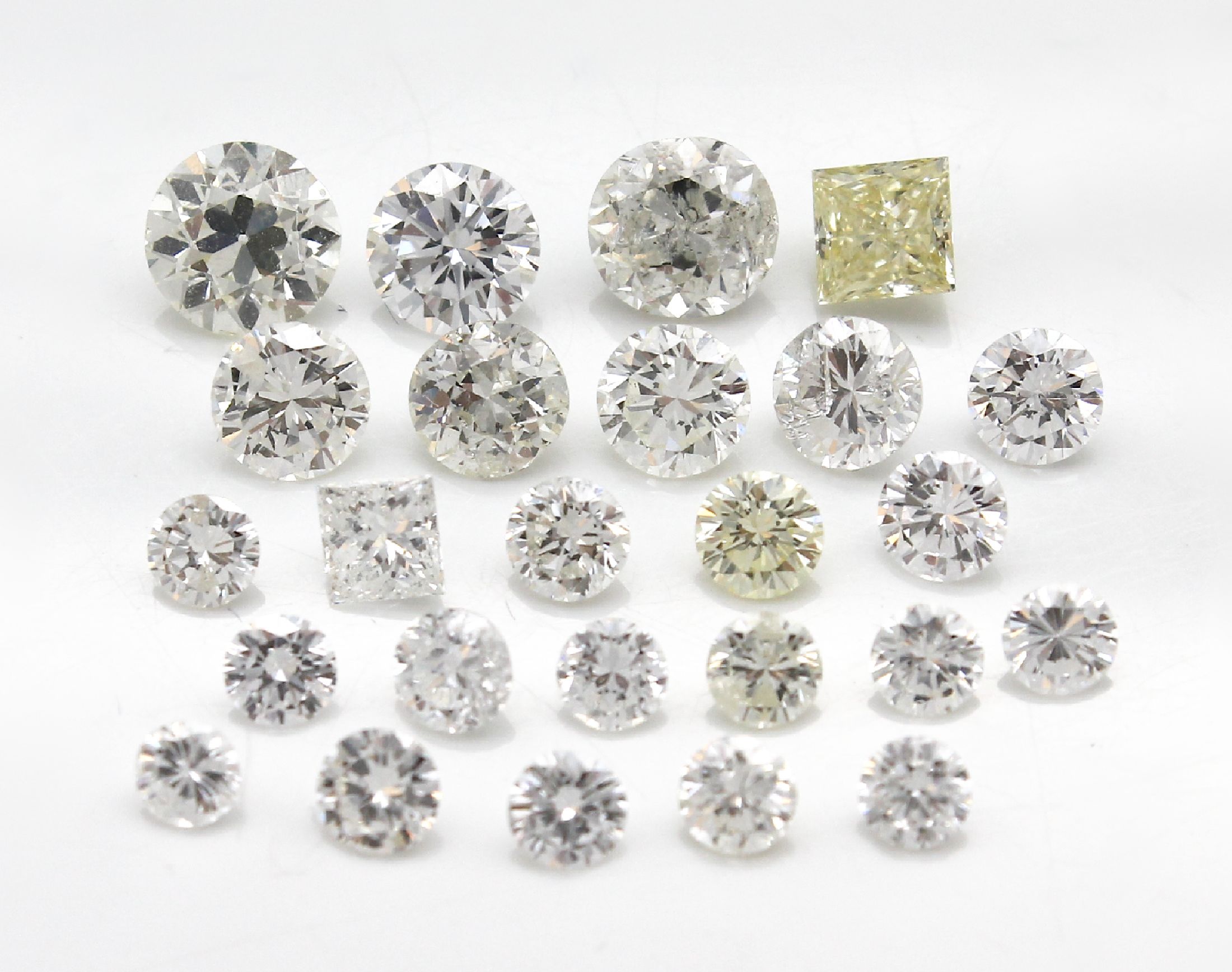Detail c: Lot 25 lose Diamanten, zus. ca. 9.86 ct Weiß-fancy Yellow/vs-p, 22 Brillanten, 1 Altschliffdiamant und 2 Princess-Cut Diamanten, z.T. Ausfassware