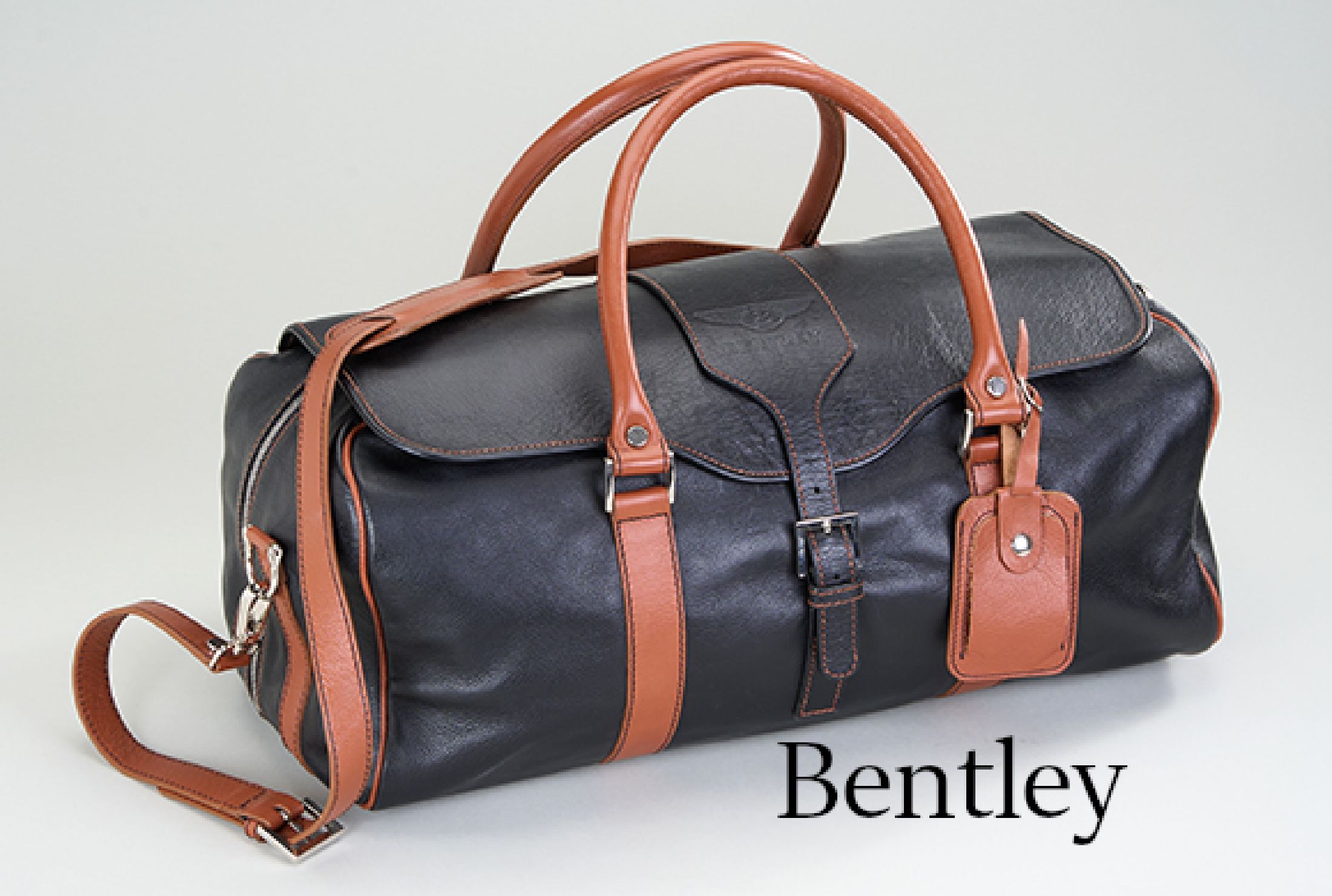 BENTLEY Weekender, schwarzes Leder, Tragehenkel, abnehmbarer Schulterriemen, Adressanhänger und Nähte in Braun, Beschläge Metall, innen schwarzes ...