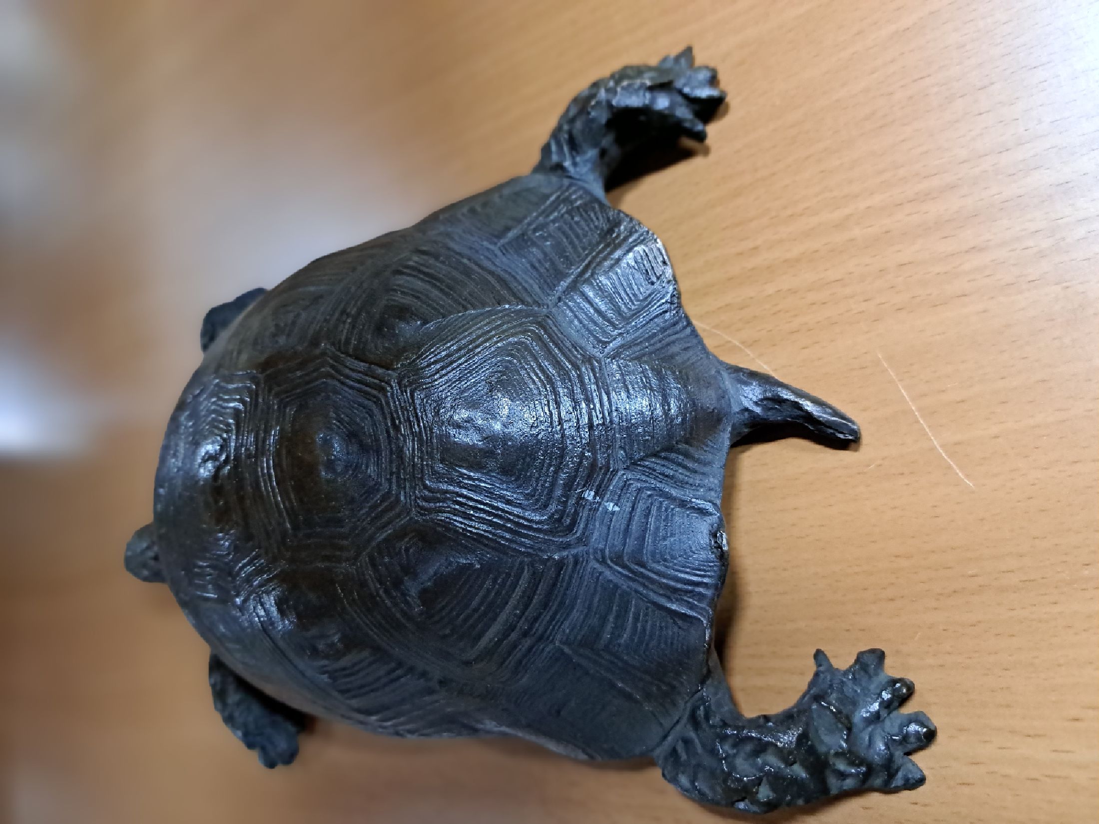 Detail c: Renate Fellner, geb. 1945, Bronzeskulptur, Schildkröte, am, Boden signiert und dat. 91, num. 2/20, ca. 9 x 29 x 17 cm