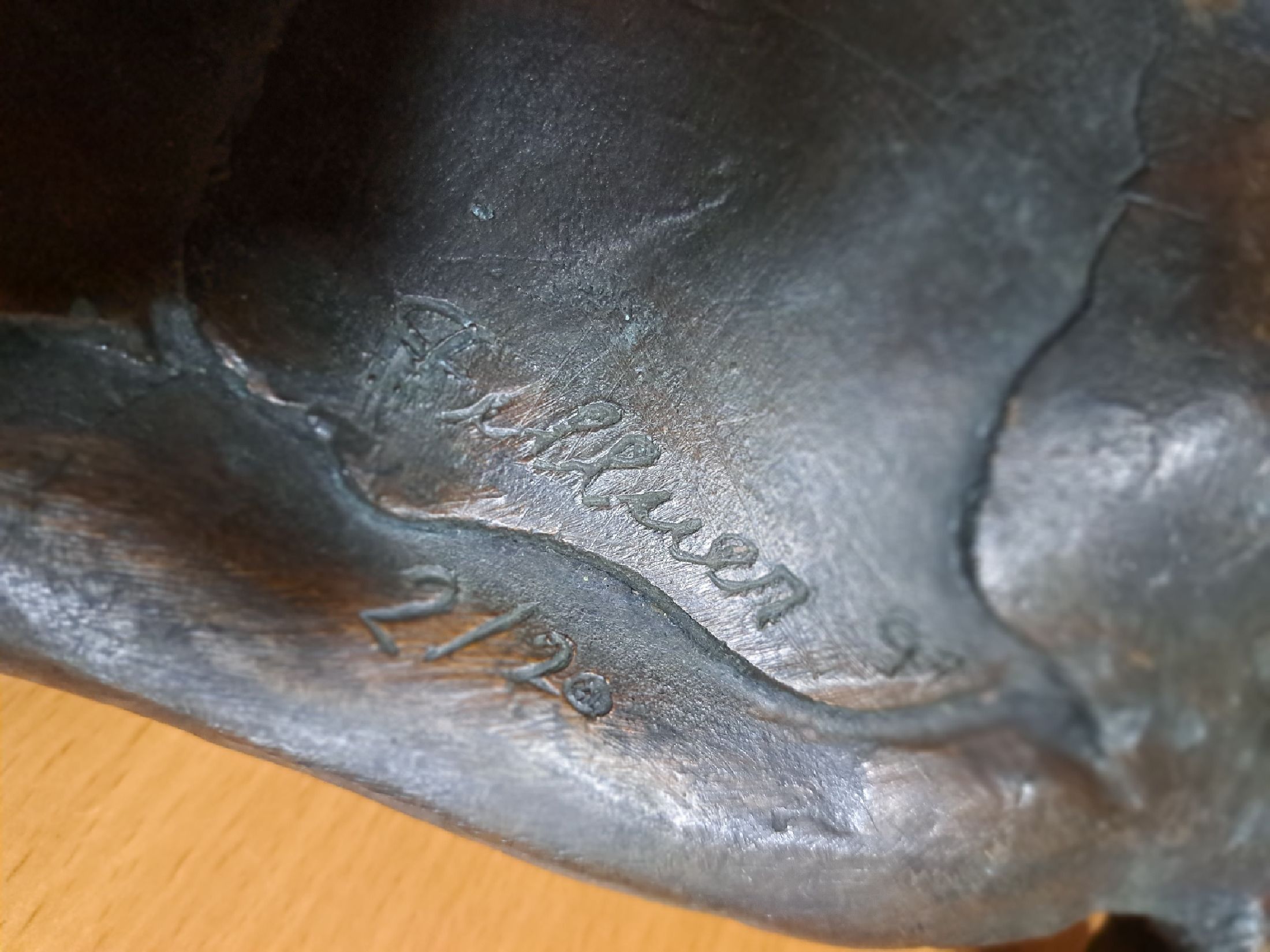 Detail d: Renate Fellner, geb. 1945, Bronzeskulptur, Schildkröte, am, Boden signiert und dat. 91, num. 2/20, ca. 9 x 29 x 17 cm