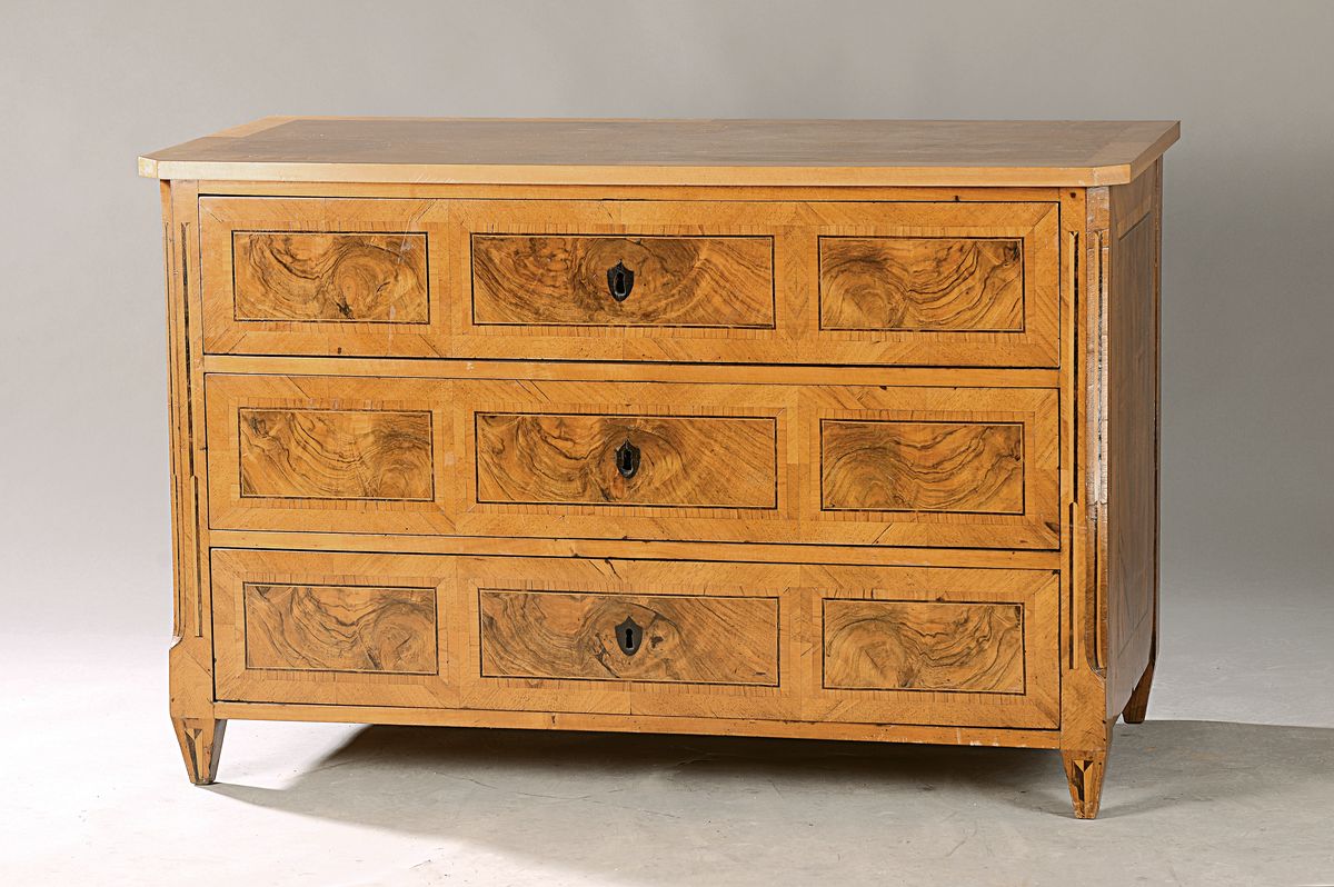 Louis-Seize-Kommode, deutsch, um, 1770/80, Nußbaumfurnier, 3 Schubladen, Platte ergänzt, Faden und Bandintarsien in diversen Edelhölzern, ...