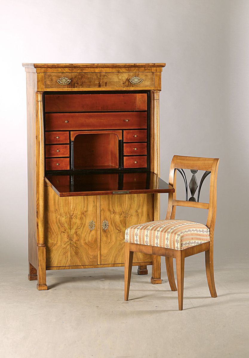 Standsekretär mit Stuhl, Biedermeier, süddeutsch, um 1815/20, Nußbaumfurnier, Schrägklappe mit Schreibplatte, innen geschwärzt, Innenleben mit ...
