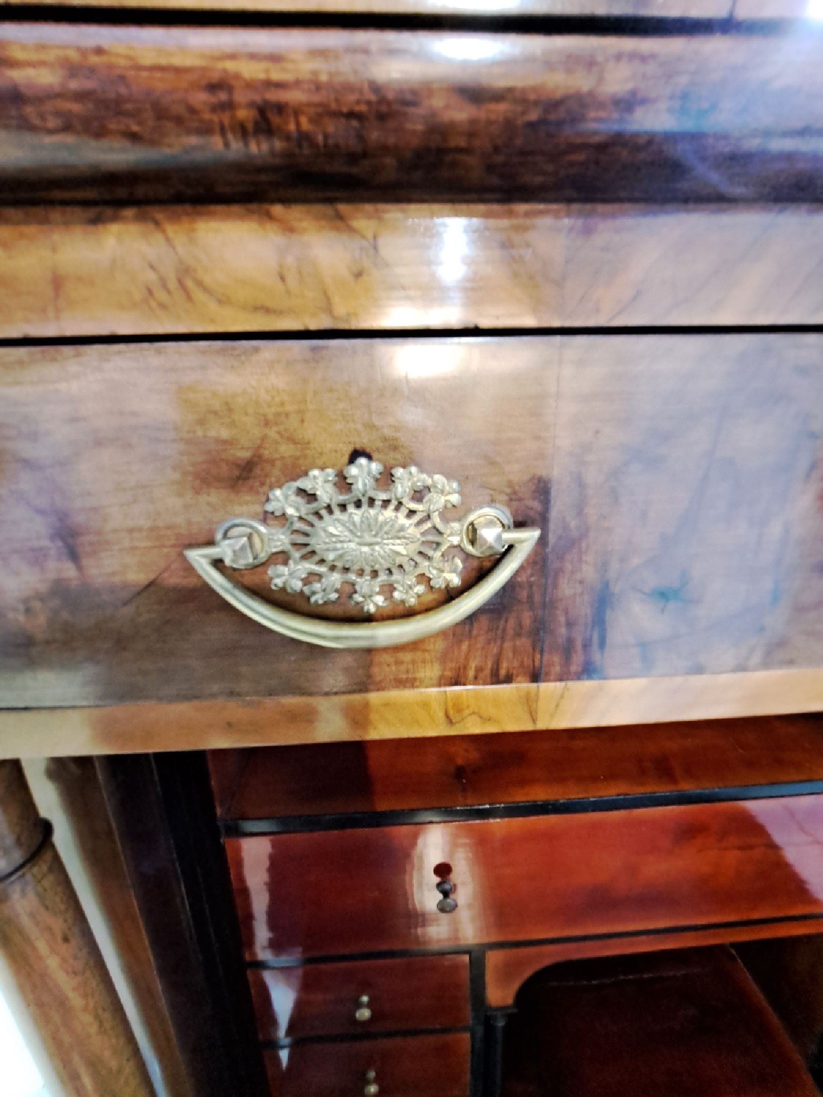 Detail d: Standsekretär mit Stuhl, Biedermeier, süddeutsch, um 1815/20, Nußbaumfurnier, Schrägklappe mit Schreibplatte, innen geschwärzt, Innenleben mit ...