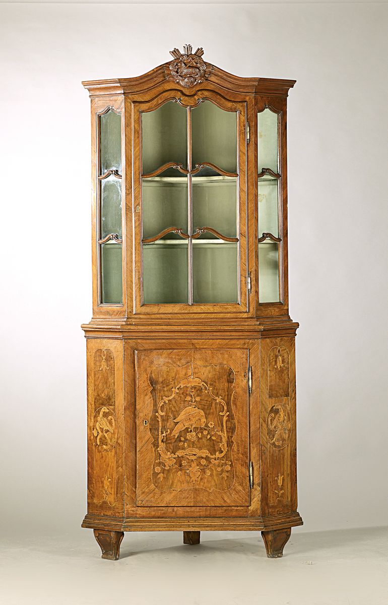 Barock-Aufsatzvitrine, um 1760, eintüriges Unterteil mit schöner Marketerie in Form von Rocaillen, mit zentral stehendem Vogel und feiner ...