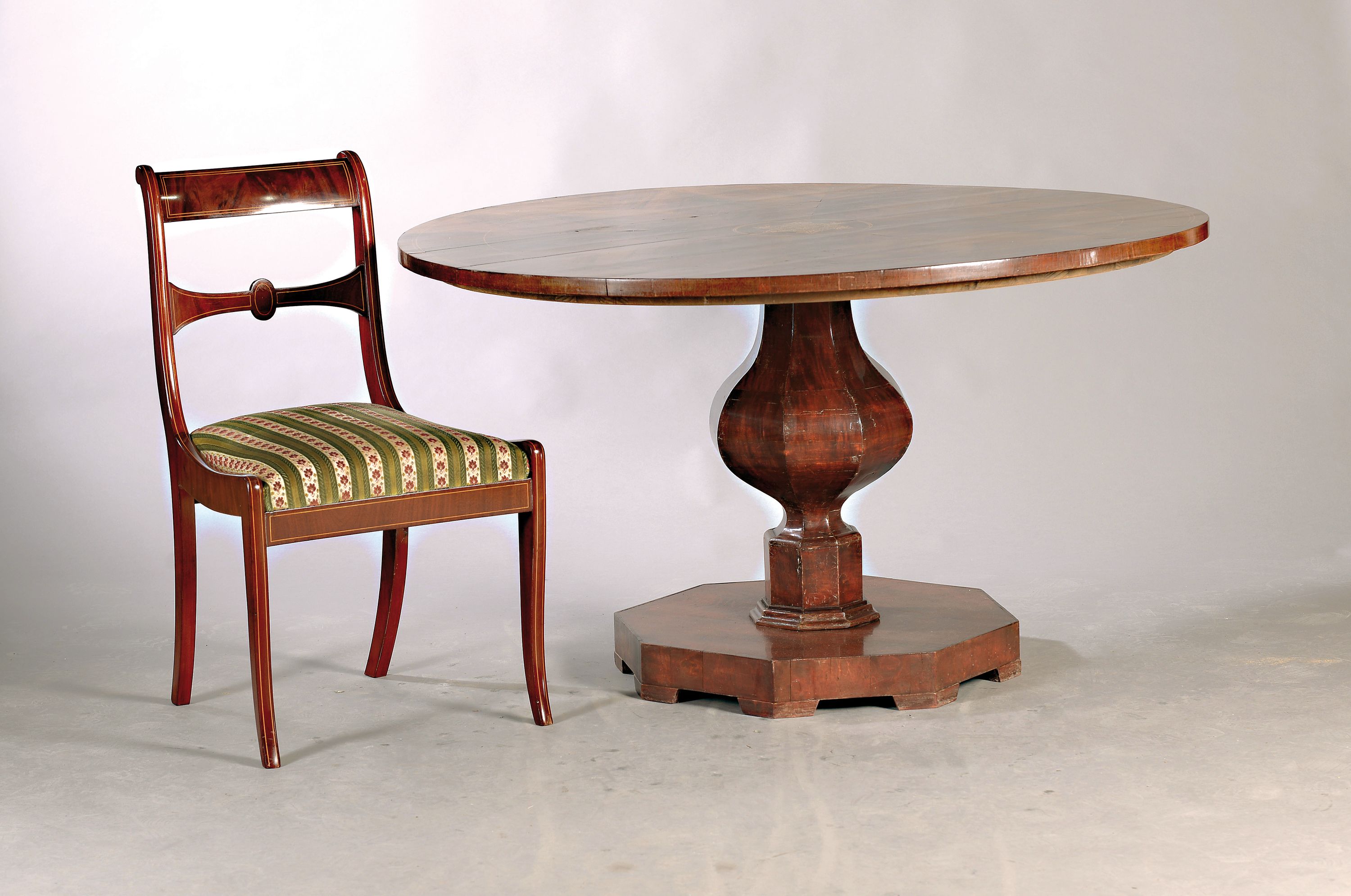 Großer Salontisch mit 6 Stühlen, Biedermeier, 1830/40, Mahagonifurnier mit feiner Bandeinlage in Ahorn, Tisch mit Balustersäule, Stühle ...