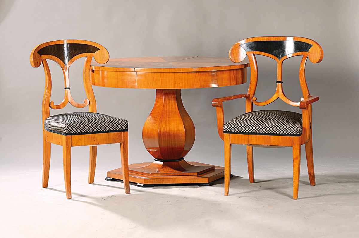 Eleganter Salontisch mit 6 Schaufelstühlen, im Stil des Biedermeier, 20.Jh., hochwertig verarbeitet, Kirschbaumfurnier und z.T. massiv, Ausziehtisch ...