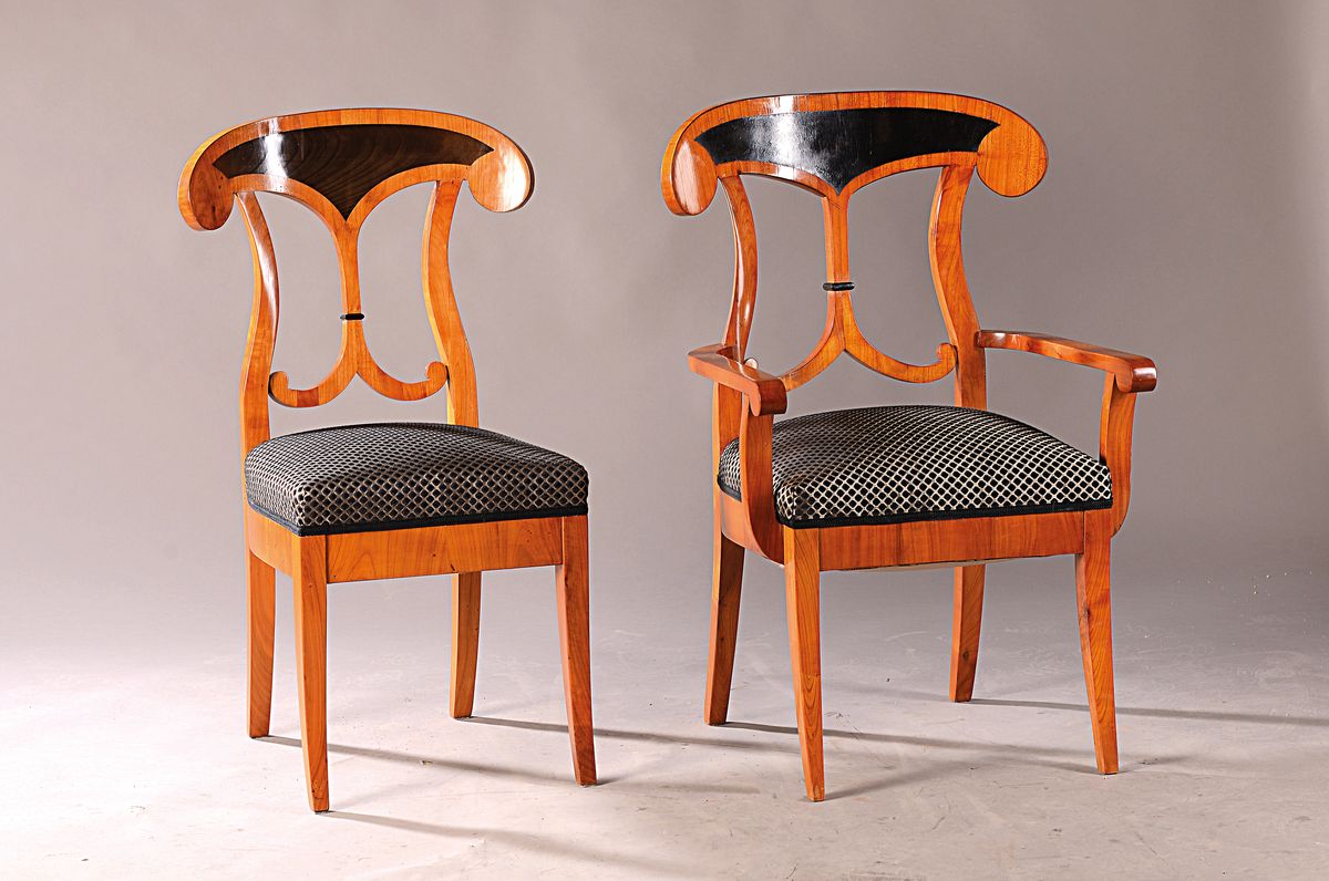 Detail a: Eleganter Salontisch mit 6 Schaufelstühlen, im Stil des Biedermeier, 20.Jh., hochwertig verarbeitet, Kirschbaumfurnier und z.T. massiv, Ausziehtisch ...