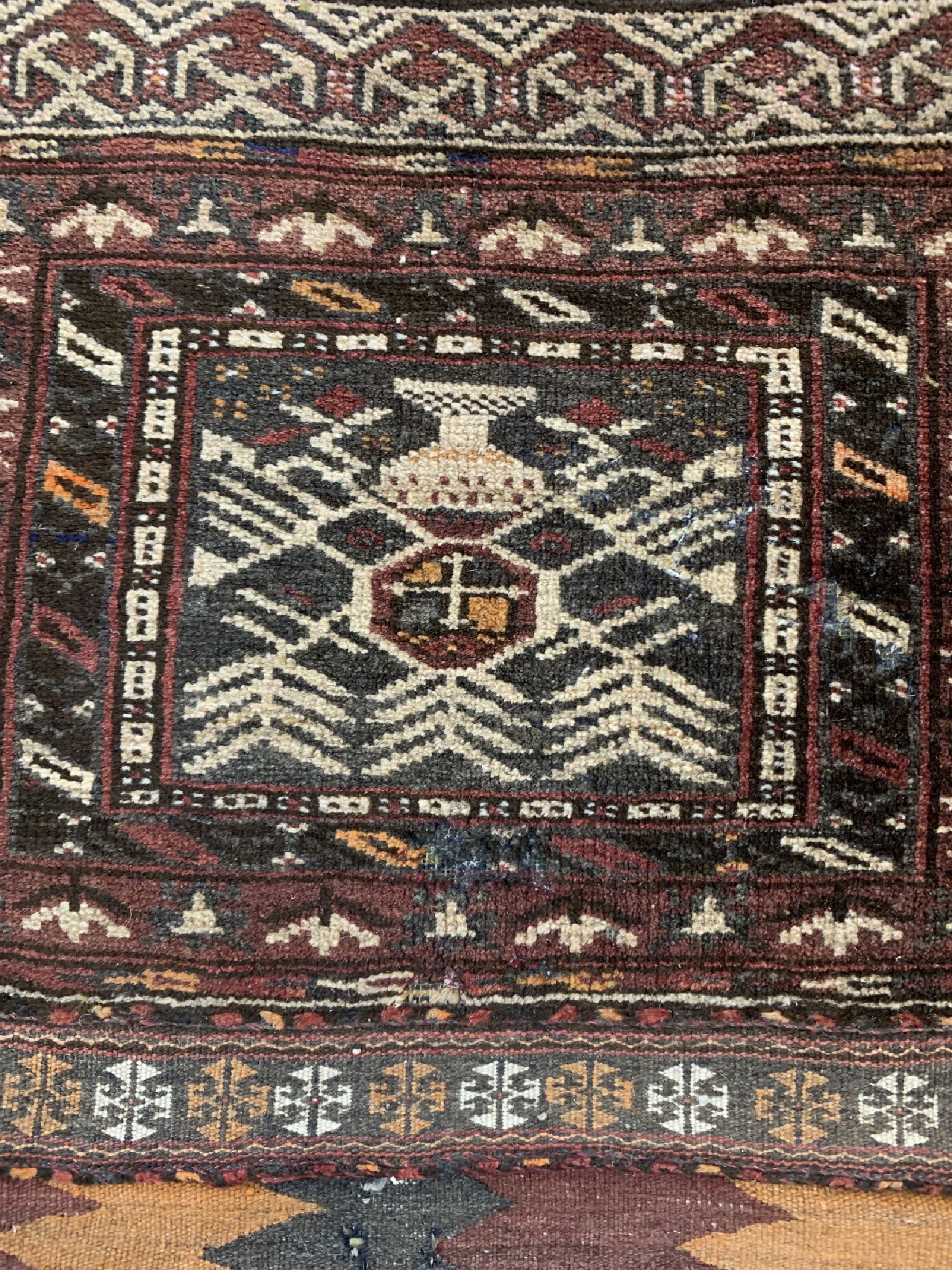 Detail b: 3 Lots Kissen & Doppelttasche, Persien, um 1930, Wolle auf Wolle, ca. 104 x 53 cm & ca. 35 x 35 cm, EHZ: 4