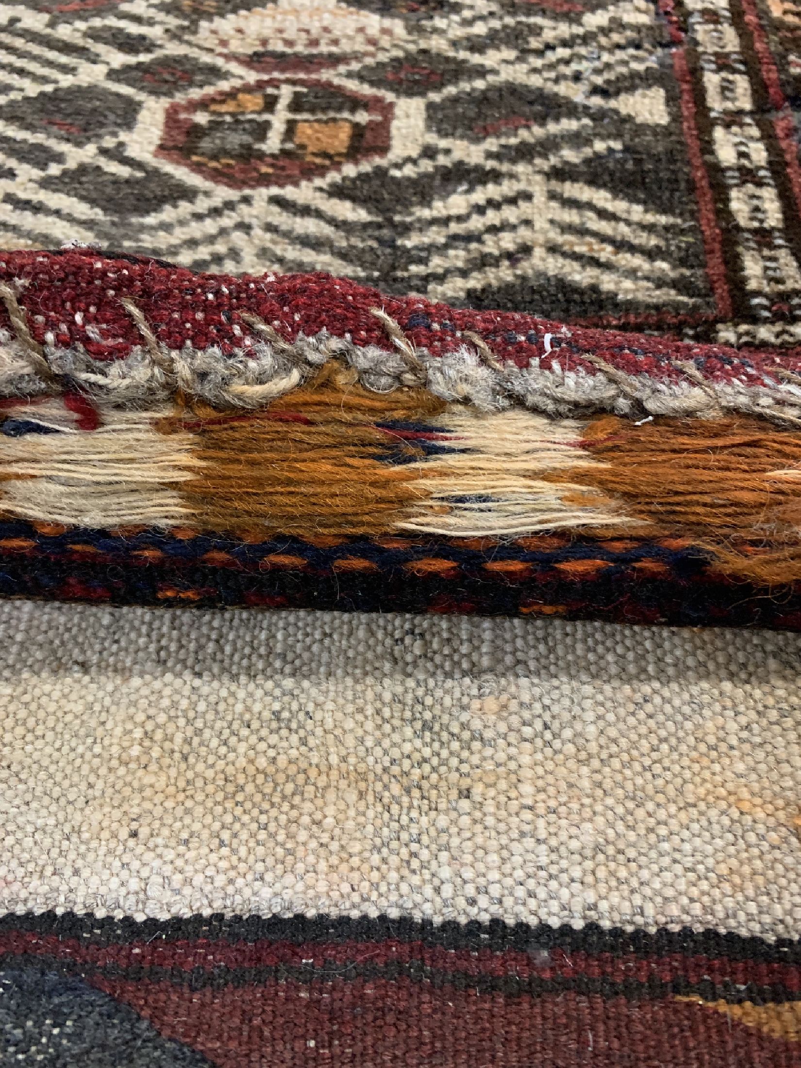 Detail c: 3 Lots Kissen & Doppelttasche, Persien, um 1930, Wolle auf Wolle, ca. 104 x 53 cm & ca. 35 x 35 cm, EHZ: 4