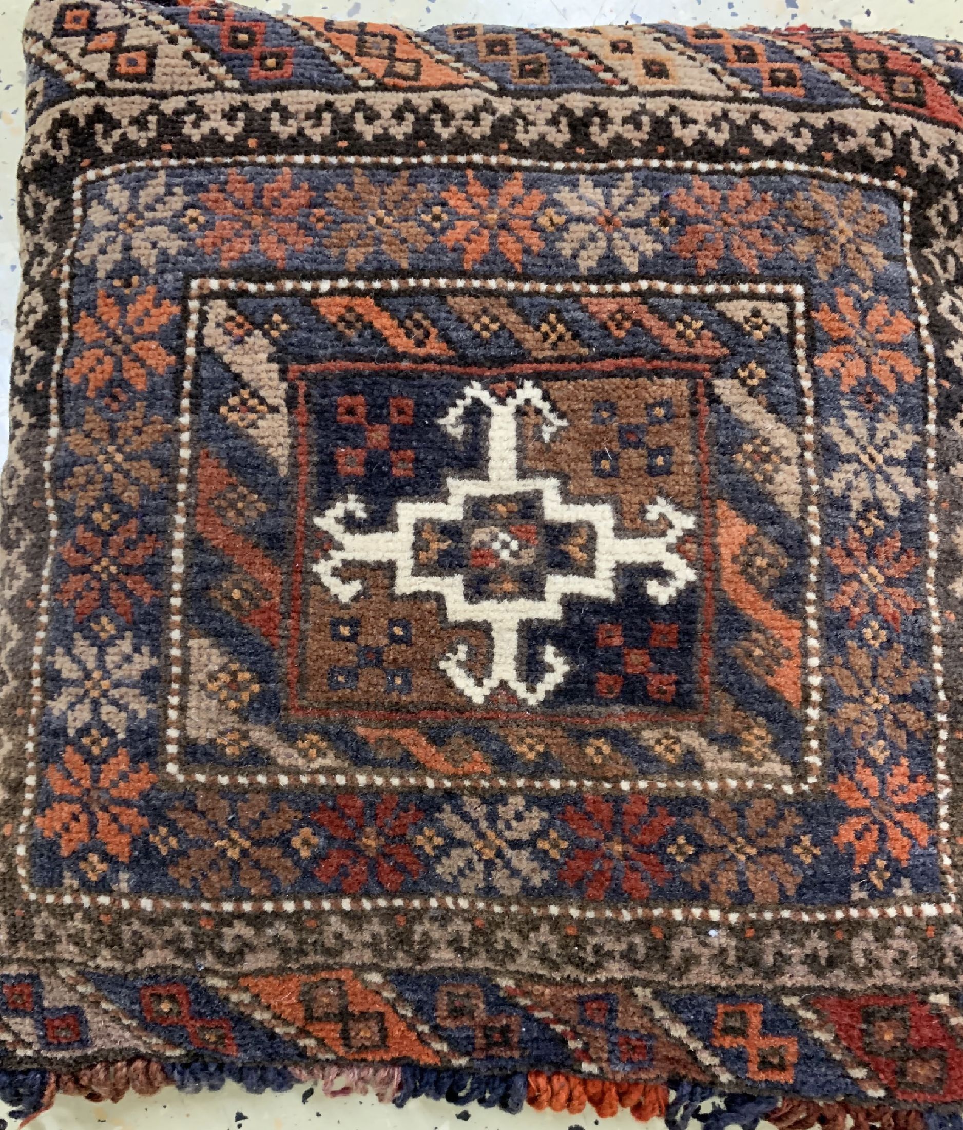 Detail d: 3 Lots Kissen & Doppelttasche, Persien, um 1930, Wolle auf Wolle, ca. 104 x 53 cm & ca. 35 x 35 cm, EHZ: 4