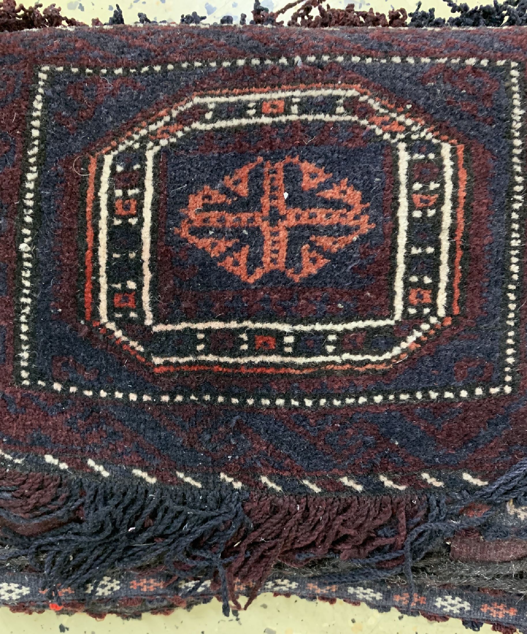 Detail f: 3 Lots Kissen & Doppelttasche, Persien, um 1930, Wolle auf Wolle, ca. 104 x 53 cm & ca. 35 x 35 cm, EHZ: 4