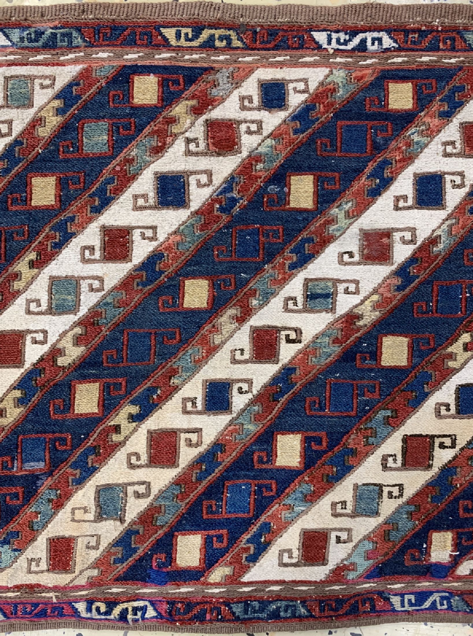 Detail b: Antikes Shahsawan Mafraschteil, Persien, um 1900, Wolle auf Wolle, ca. 95 x 40 cm, EHZ: 2-3