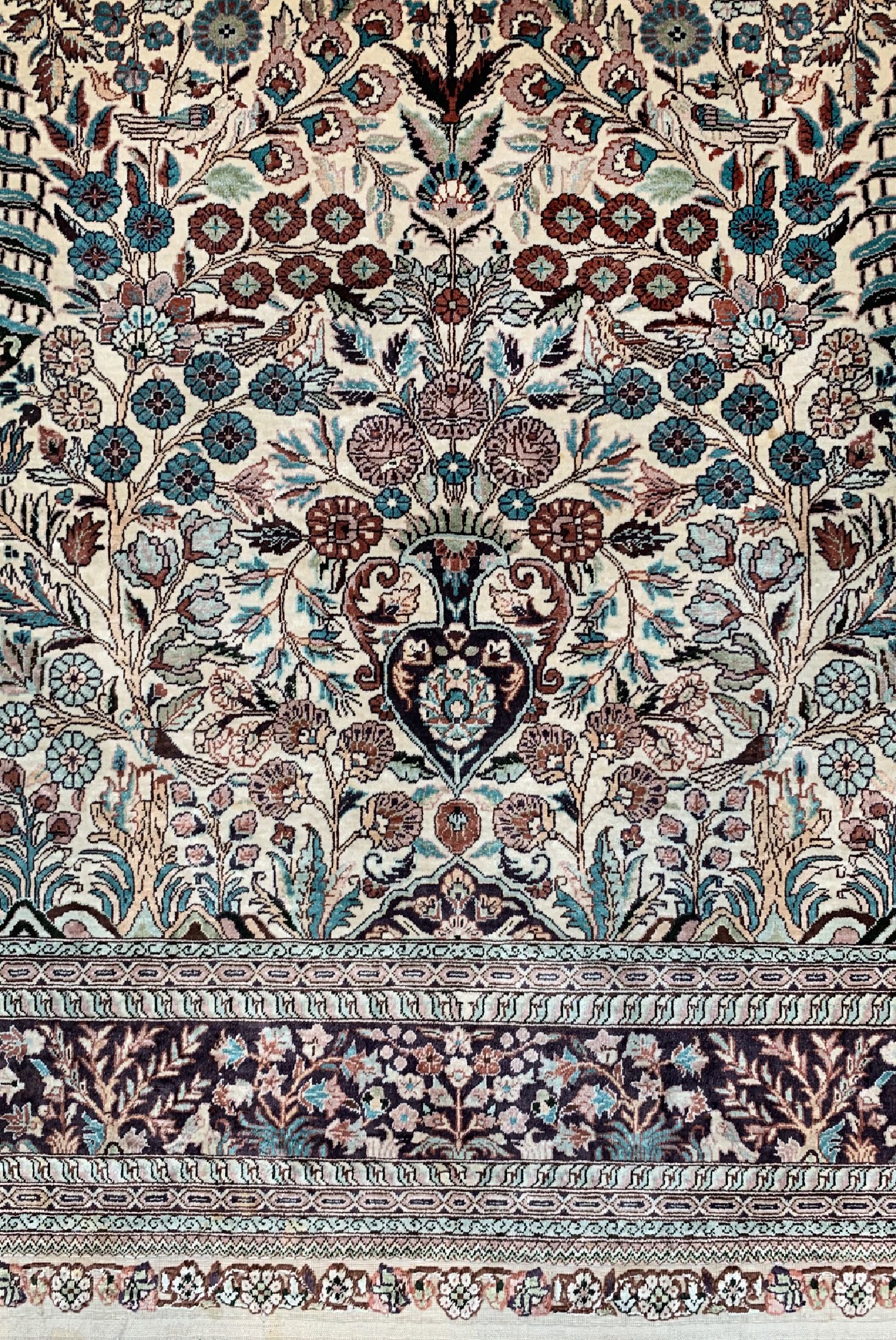 Detail b: Hereke Seide fein, China, ca. 40 Jahre, reine Naturseide, ca. 155 x 95 cm, ca. 1,0 Mio. Kn/qm, EHZ: 2