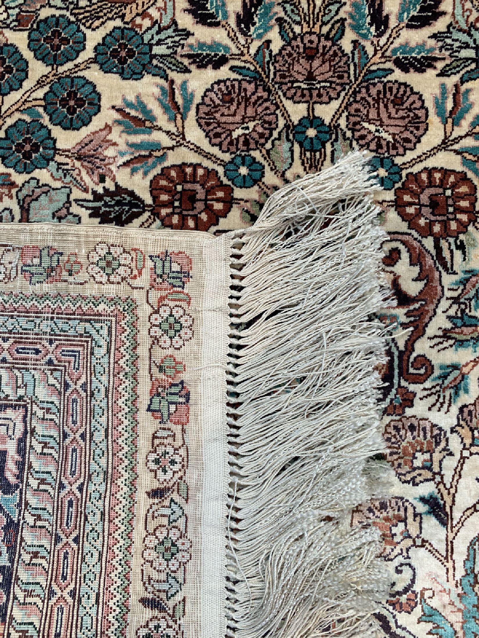 Detail e: Hereke Seide fein, China, ca. 40 Jahre, reine Naturseide, ca. 155 x 95 cm, ca. 1,0 Mio. Kn/qm, EHZ: 2