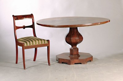 Image 26695866 - Large salon table with 6 chairs, Biedermeier, 1830/40, mahogany veneer with fine maple inlay, table with baluster column, upholstered chairs, surface refreshed with shellac, H. approx. 83 cm, Sh. approx. 44 cm, D. approx. 126 cm, H. approx. 72 cm, condition 2-3