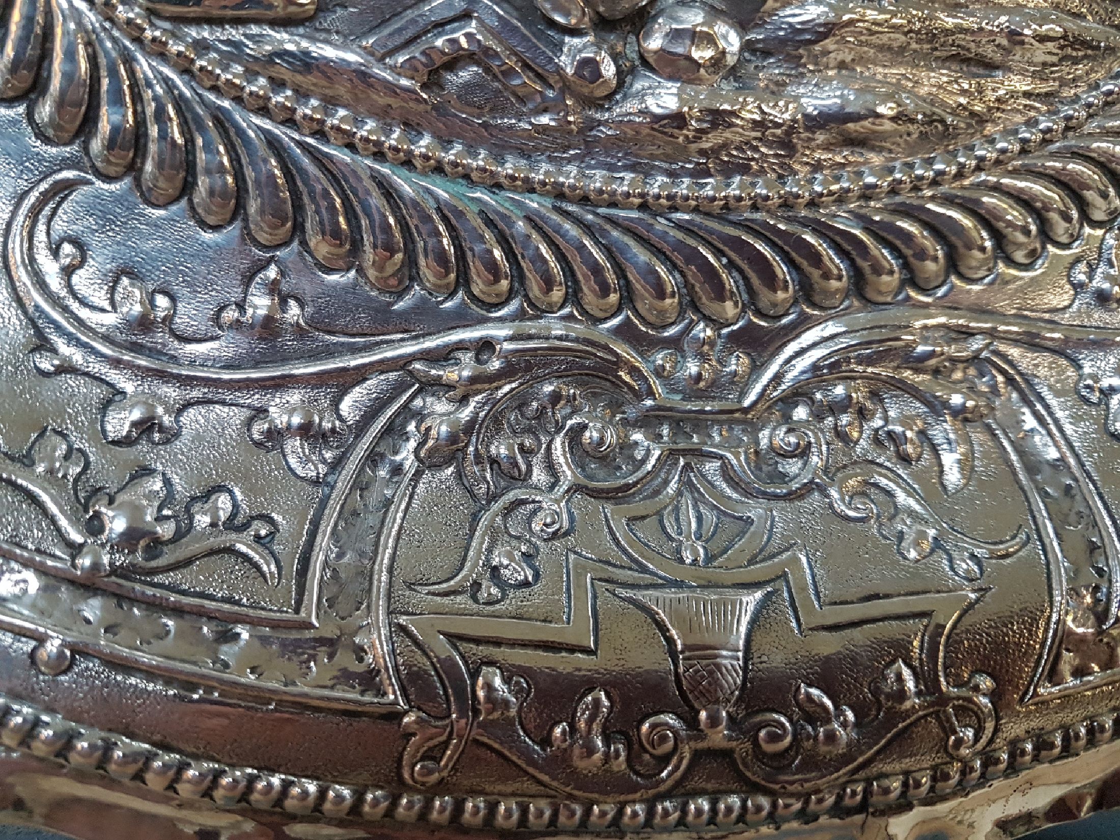 Detail f: Prunkplatte, Hamburg, 18. Jh., Silber, im Spiegel Ruinenlandschaft mit Schäfer, Fahne mit Bandelwerk und Blumen, Rand gekniffen, am Rand bez. ...