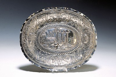 Image 26695987 - Ceremonial plate, Hamburg, 18th century, silver, in the mirror a ruined landscape with a shepherd, flag with bandwork and flowers, edge pinched, on the edge marked Mathias Priestaff Ao 1721, hallmarked BZ Hamburg 1715 -1735, master's mark Hans Heinrich von Dort, approx. 23 x 28 cm approx. 176 g, on the bottom slightly rest.
