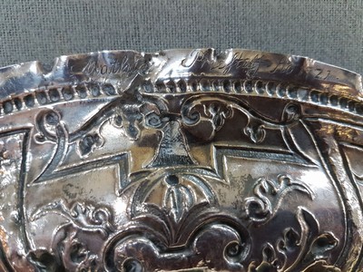 26695987h - Ceremonial plate, Hamburg, 18th century, silver, in the mirror a ruined landscape with a shepherd, flag with bandwork and flowers, edge pinched, on the edge marked Mathias Priestaff Ao 1721, hallmarked BZ Hamburg 1715 -1735, master's mark Hans Heinrich von Dort, approx. 23 x 28 cm approx. 176 g, on the bottom slightly rest.