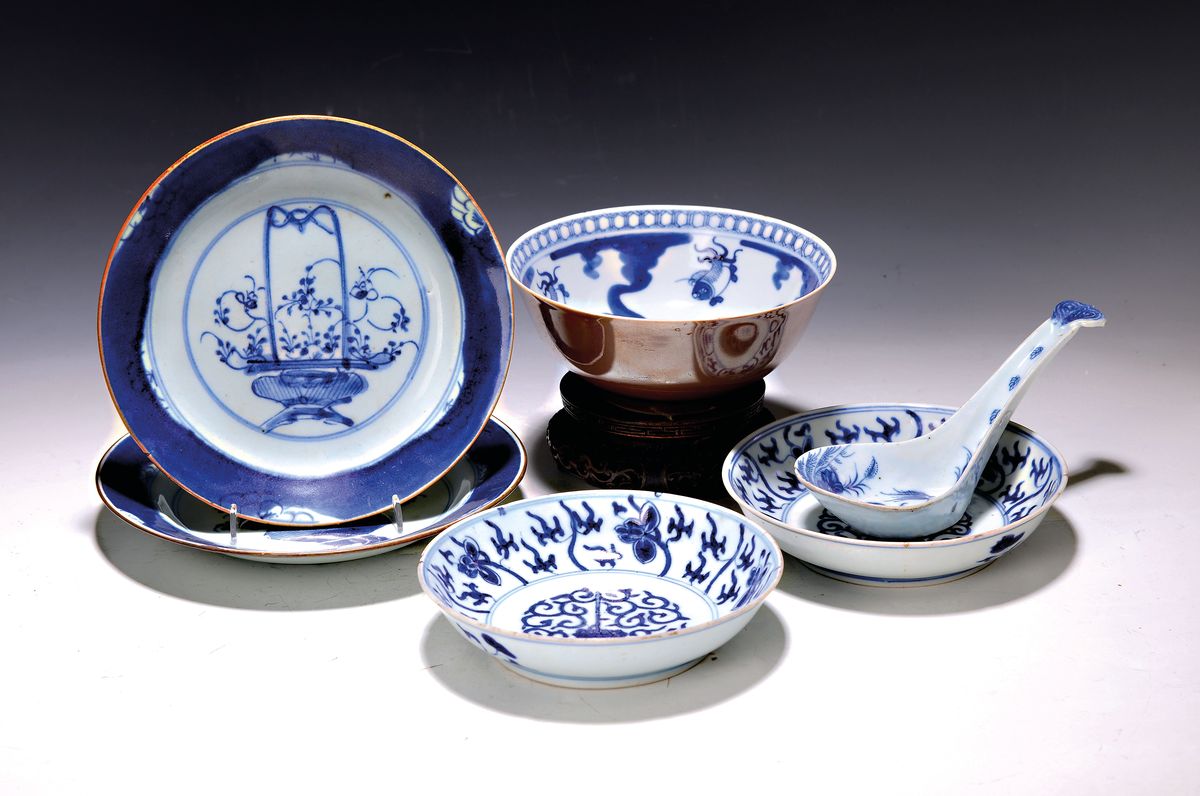2 Teller, 3 Schalen und Löffel, China, 18. Jh.bis 1900, Porzellan, Blaumalerei, a. zwei Teller 18. Jh., Blumenkorbdekor, D. 19/20 cm, b. zwei ...