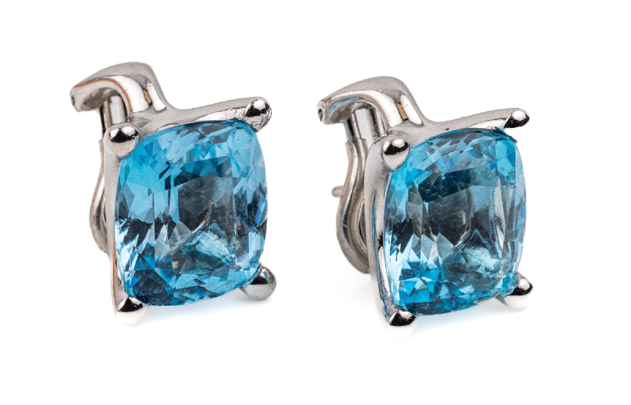 Paar 18 kt Gold Topas-Ohrclips, WG 750/000,2 facett. Blautopase (beh.) ca. 34.00 ct, ca. 19.0 g, L ca. 1.5 cm