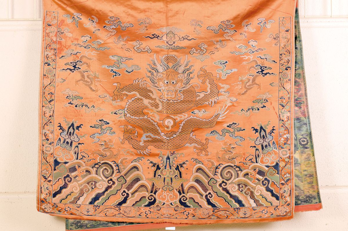 Seidenbild, China, um 1980, gewebter Dekor, 5 Drachen und Fledermaus über Fluss und Klippenlandschaft, gespiegelt, leicht beschädigt, ca. 175 x 94 ...