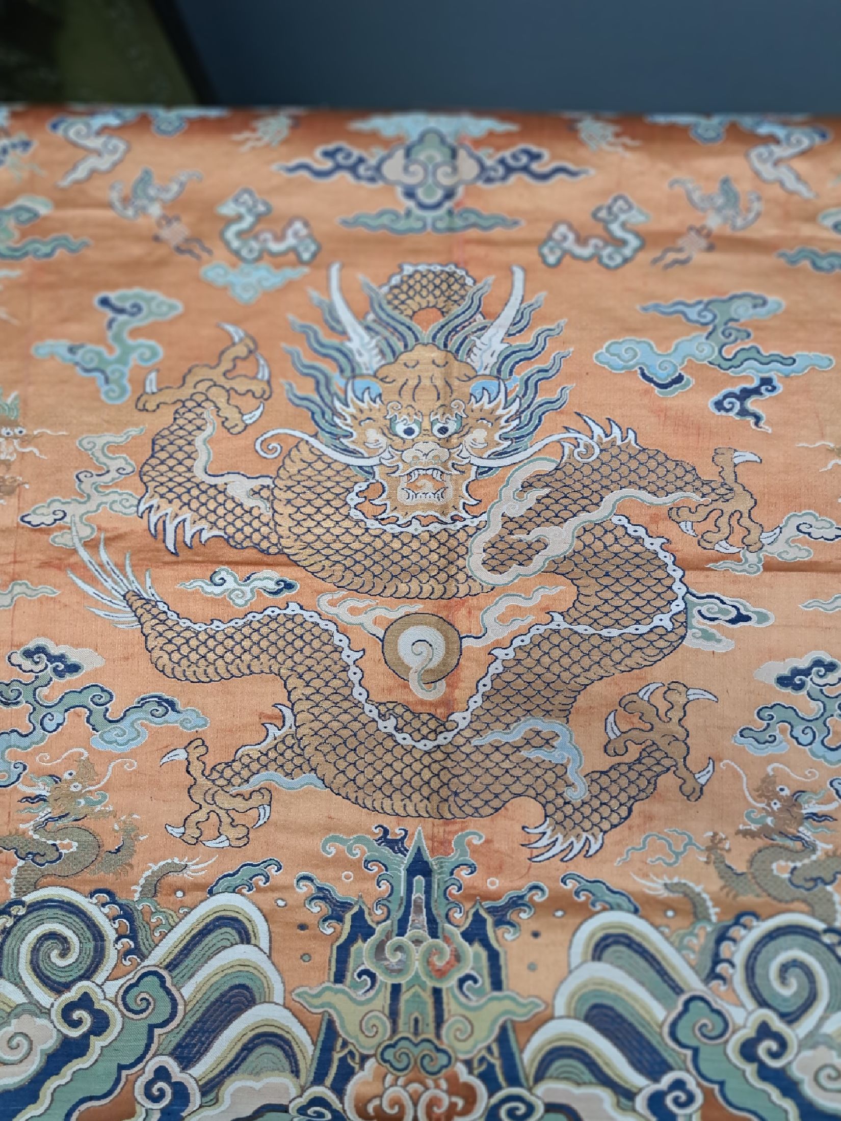 Detail a: Seidenbild, China, um 1980, gewebter Dekor, 5 Drachen und Fledermaus über Fluss und Klippenlandschaft, gespiegelt, leicht beschädigt, ca. 175 x 94 ...