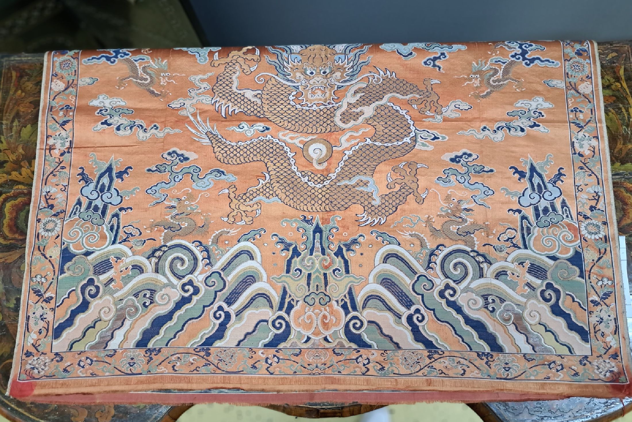 Detail b: Seidenbild, China, um 1980, gewebter Dekor, 5 Drachen und Fledermaus über Fluss und Klippenlandschaft, gespiegelt, leicht beschädigt, ca. 175 x 94 ...