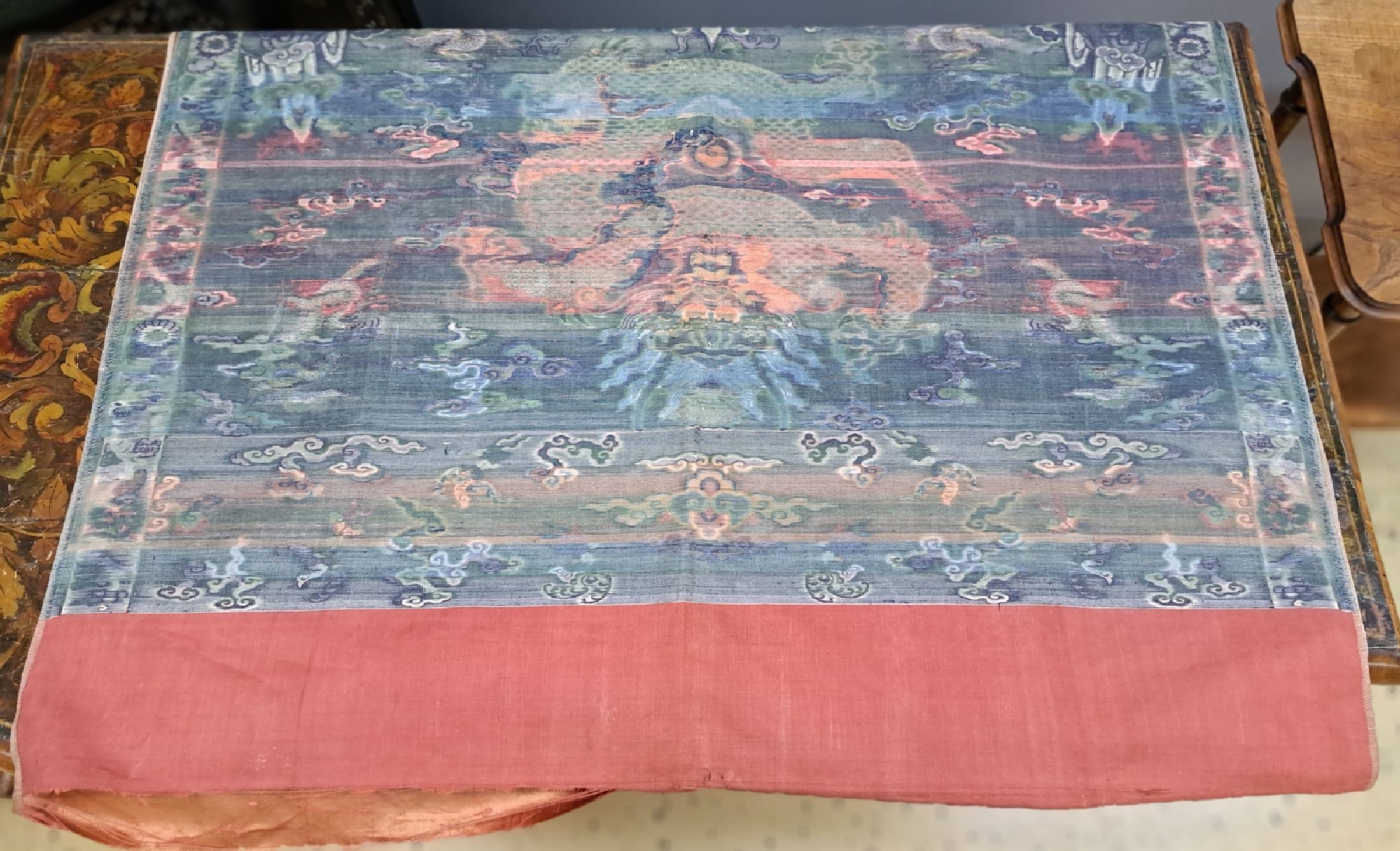 Detail c: Seidenbild, China, um 1980, gewebter Dekor, 5 Drachen und Fledermaus über Fluss und Klippenlandschaft, gespiegelt, leicht beschädigt, ca. 175 x 94 ...