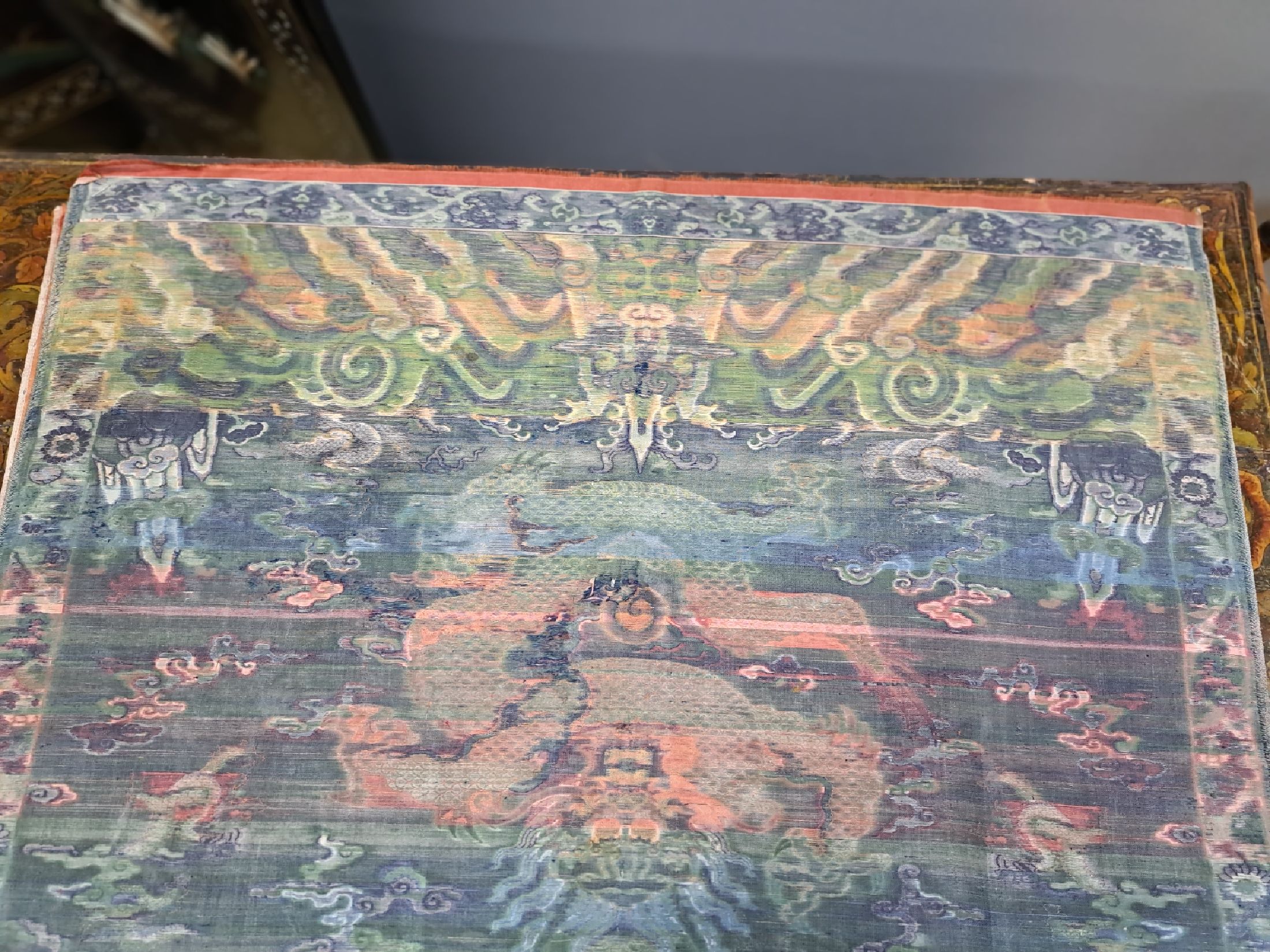 Detail d: Seidenbild, China, um 1980, gewebter Dekor, 5 Drachen und Fledermaus über Fluss und Klippenlandschaft, gespiegelt, leicht beschädigt, ca. 175 x 94 ...