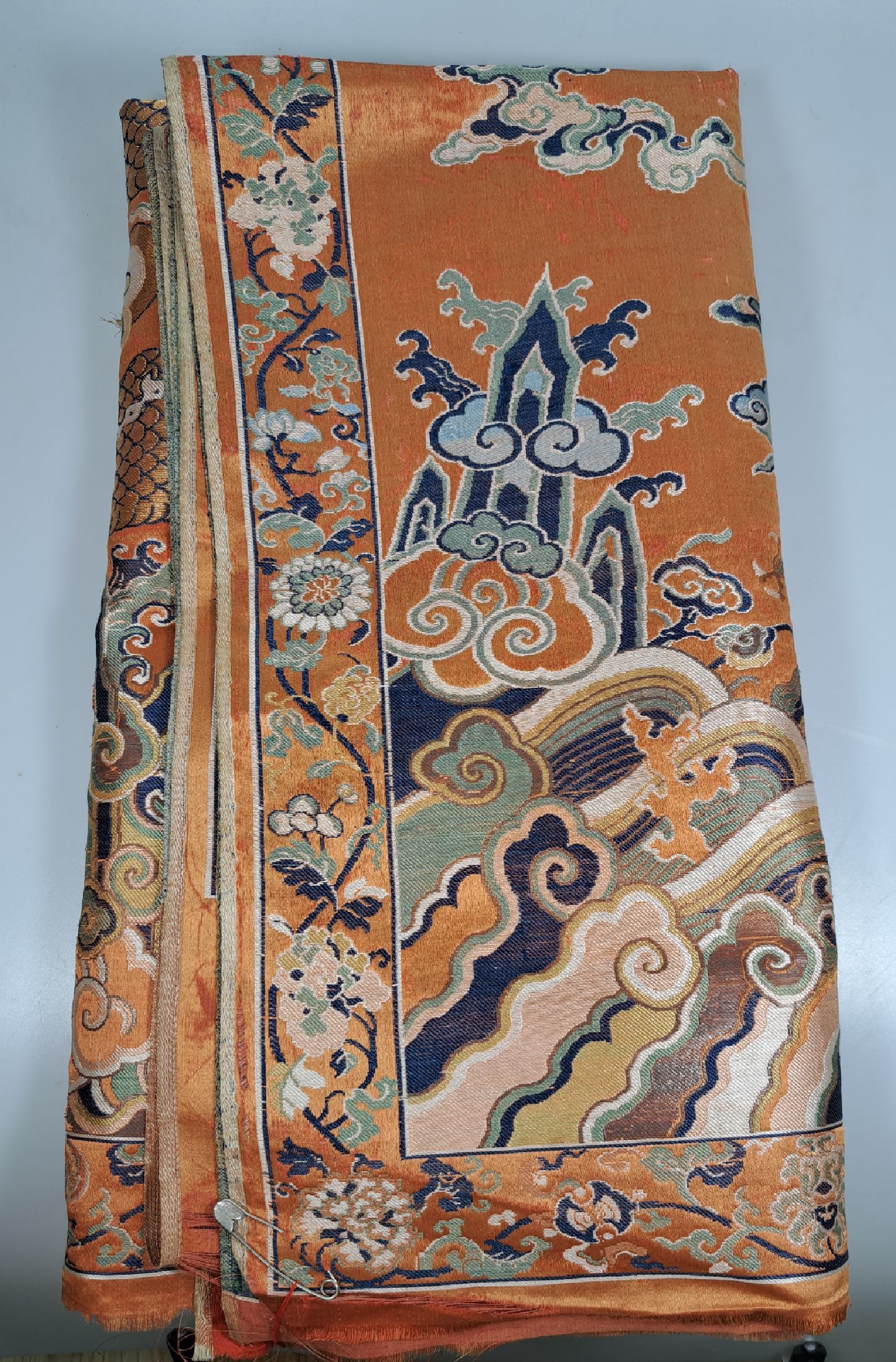 Detail e: Seidenbild, China, um 1980, gewebter Dekor, 5 Drachen und Fledermaus über Fluss und Klippenlandschaft, gespiegelt, leicht beschädigt, ca. 175 x 94 ...