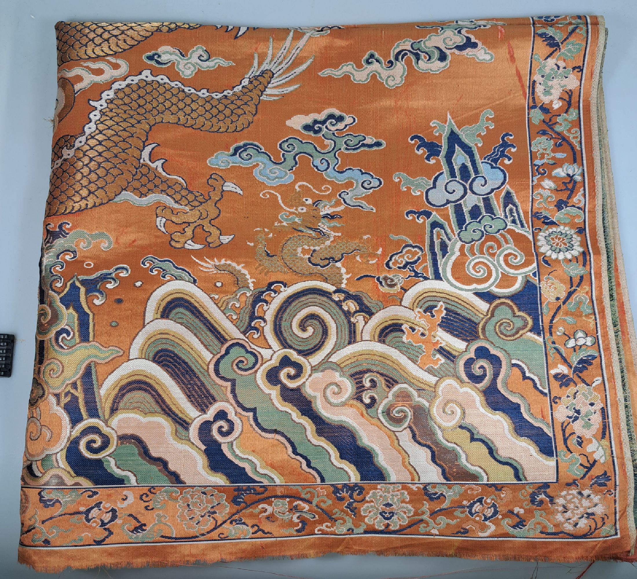 Detail f: Seidenbild, China, um 1980, gewebter Dekor, 5 Drachen und Fledermaus über Fluss und Klippenlandschaft, gespiegelt, leicht beschädigt, ca. 175 x 94 ...