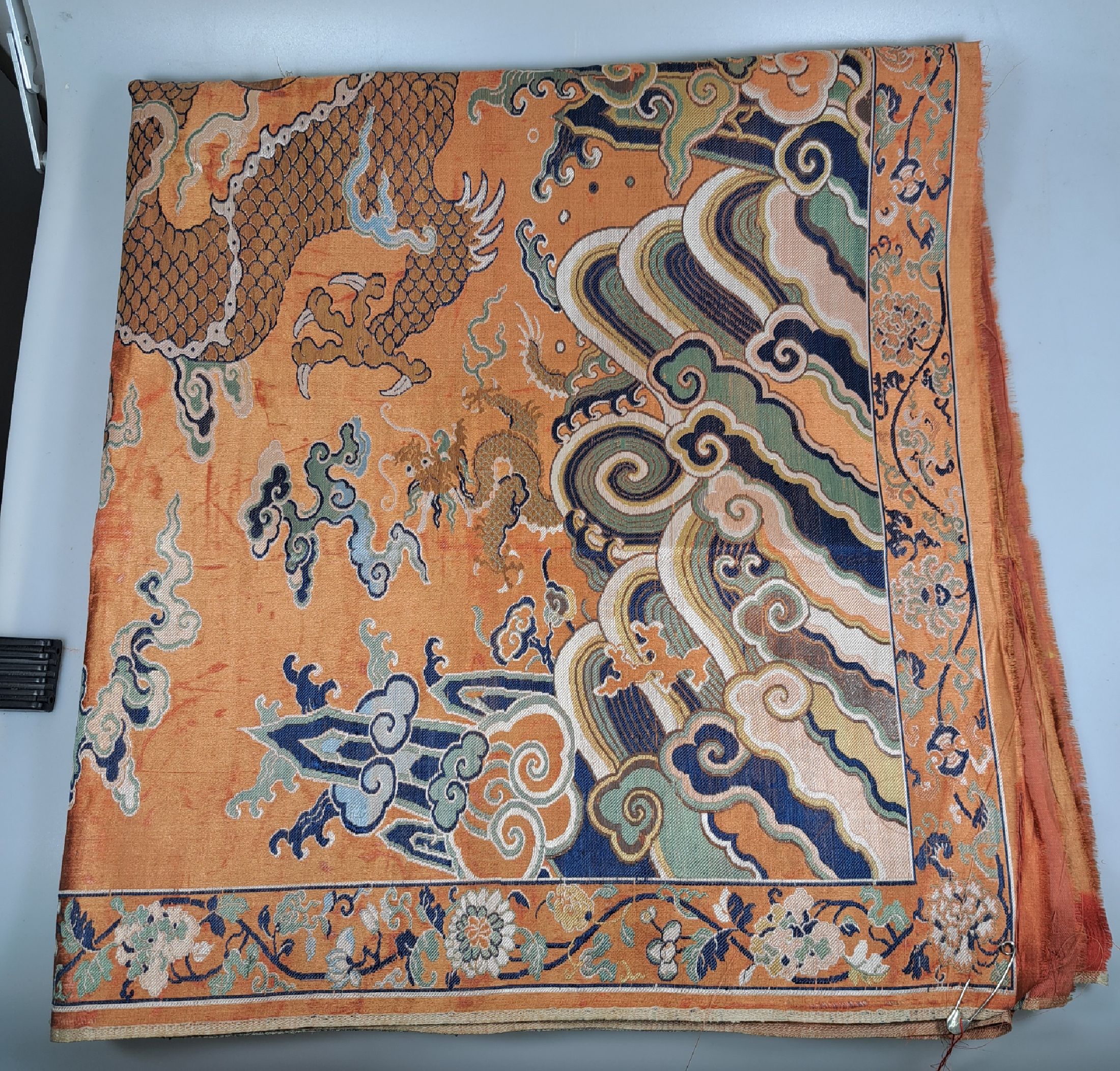 Detail g: Seidenbild, China, um 1980, gewebter Dekor, 5 Drachen und Fledermaus über Fluss und Klippenlandschaft, gespiegelt, leicht beschädigt, ca. 175 x 94 ...